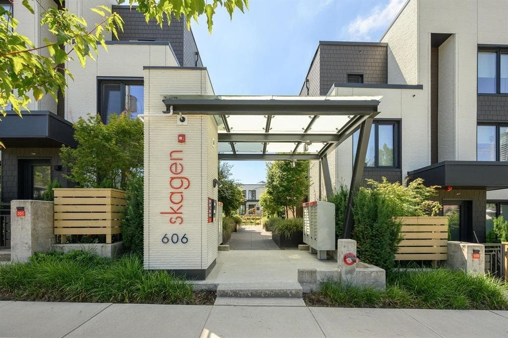 202 - 606 Foster Avenue, Coquitlam