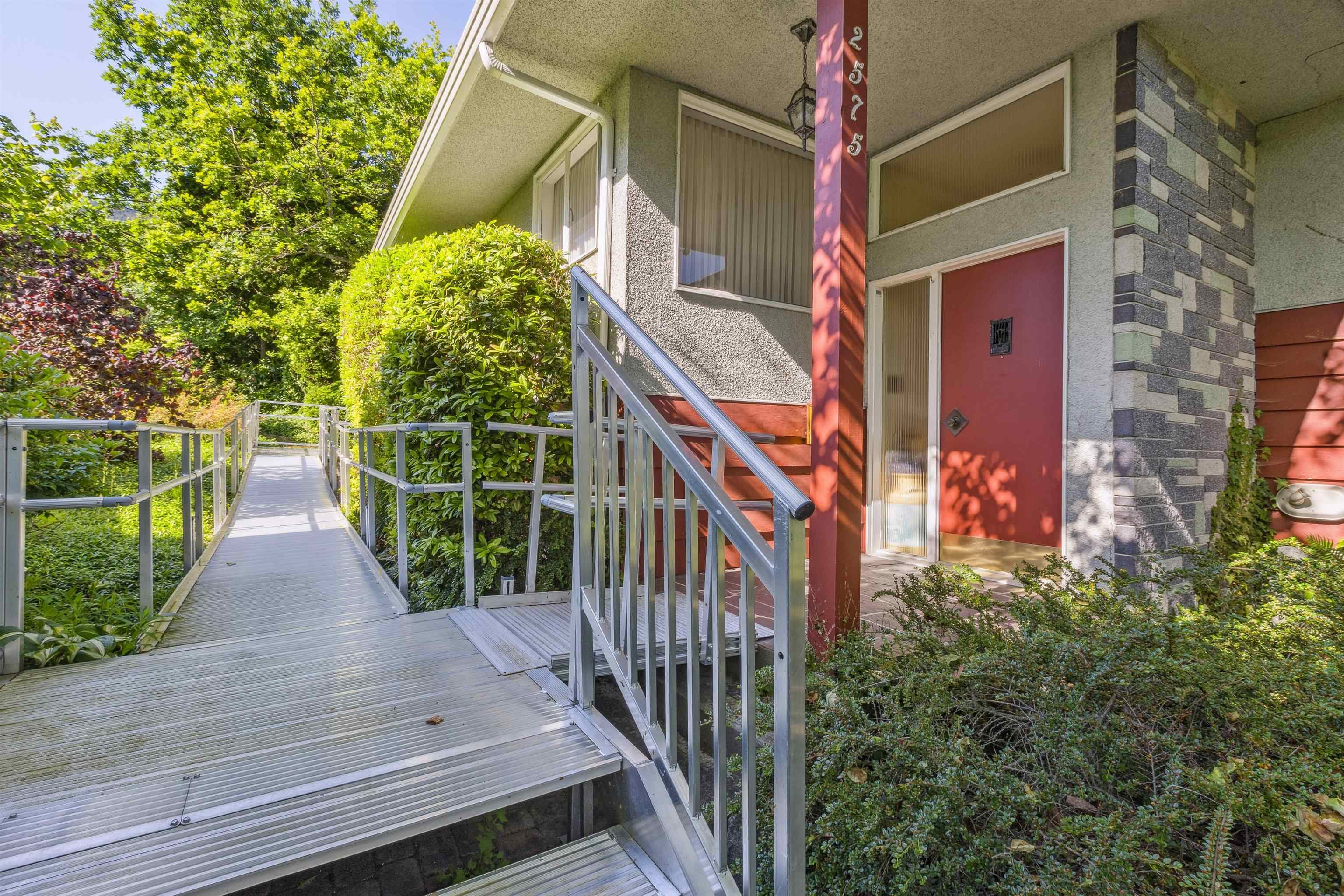 2575 Queens Avenue, West Vancouver, V7V 2Y9 — photo 2