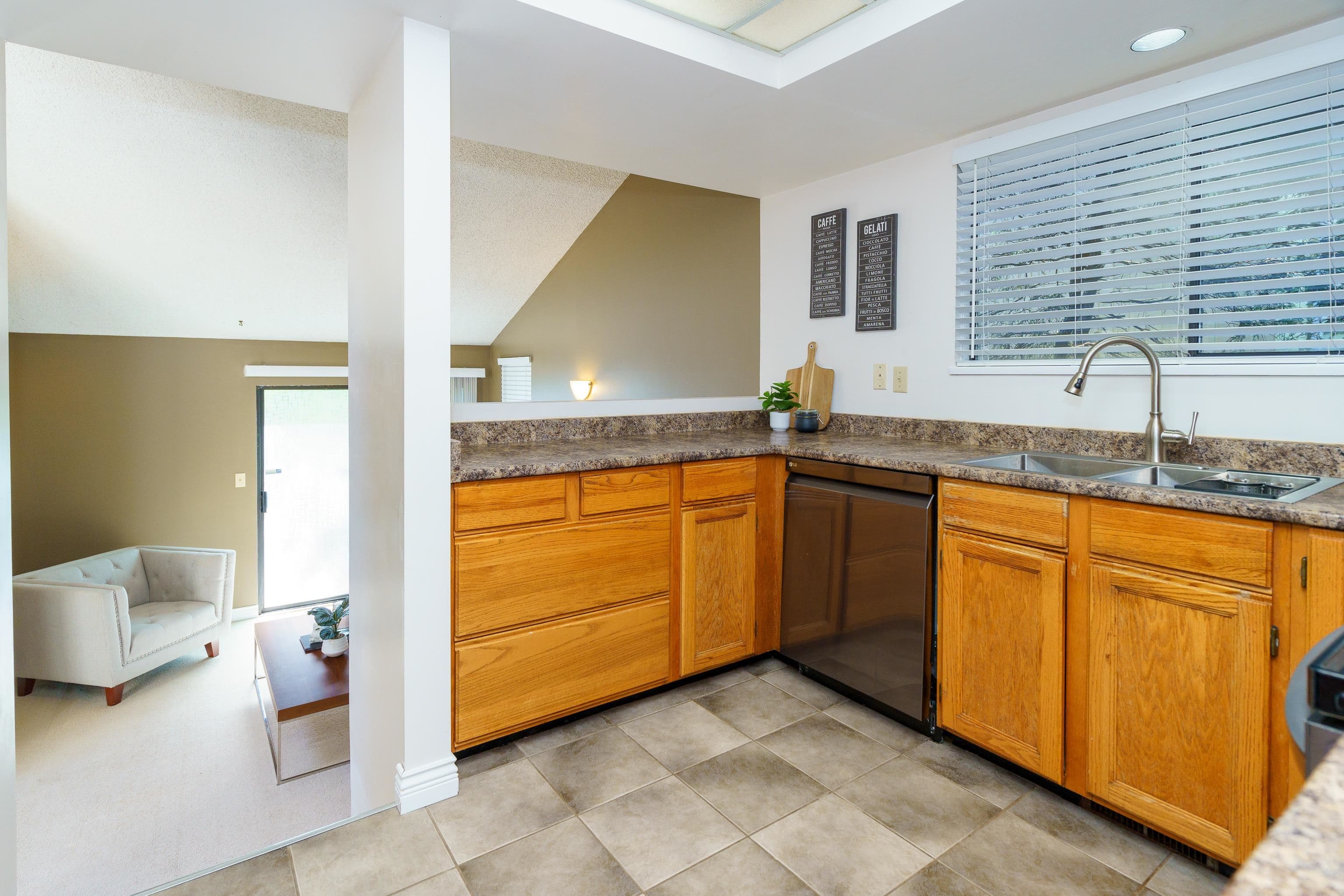 1261 Lansdowne Drive, Coquitlam, V3E 1S6 — photo 4