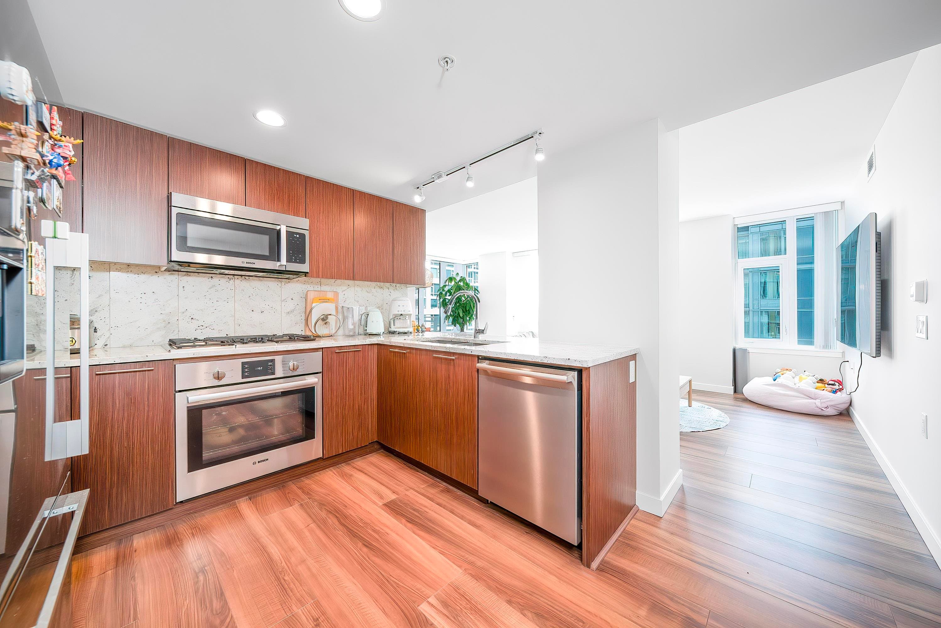 809 - 8699 Hazelbridge Way, Richmond, V6X 0T4 — photo 3