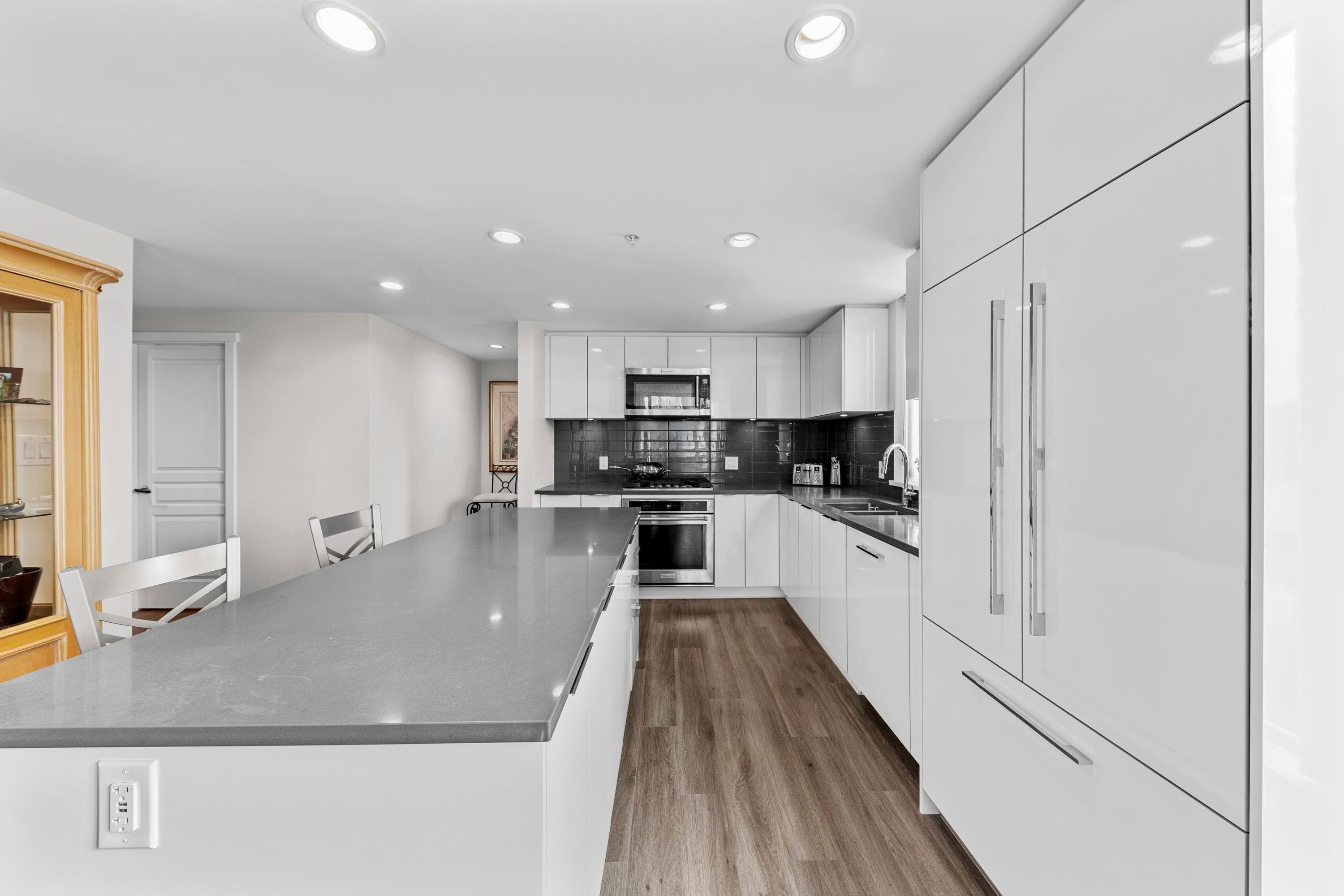 1001 - 3096 Windsor Gate, Coquitlam, V3B 0P4 — photo 3