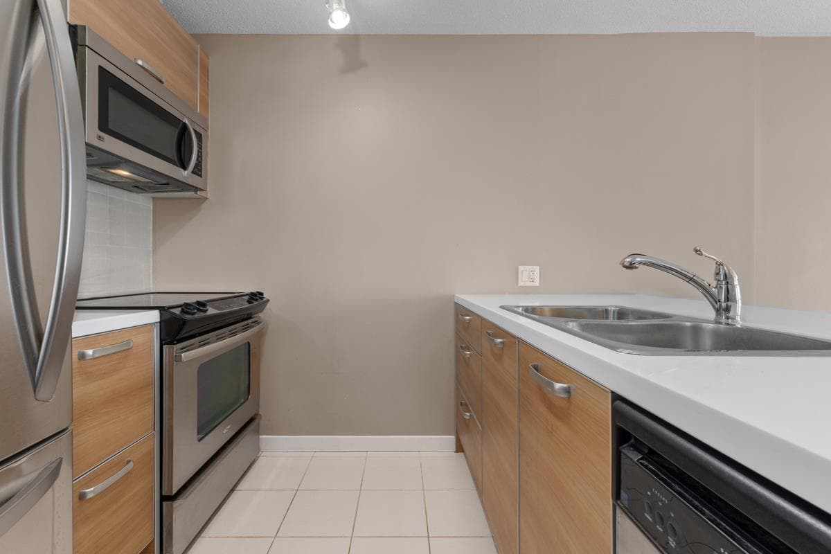 3003 - 9981 Whalley Boulevard, Surrey, V3T 0G6 — photo 4