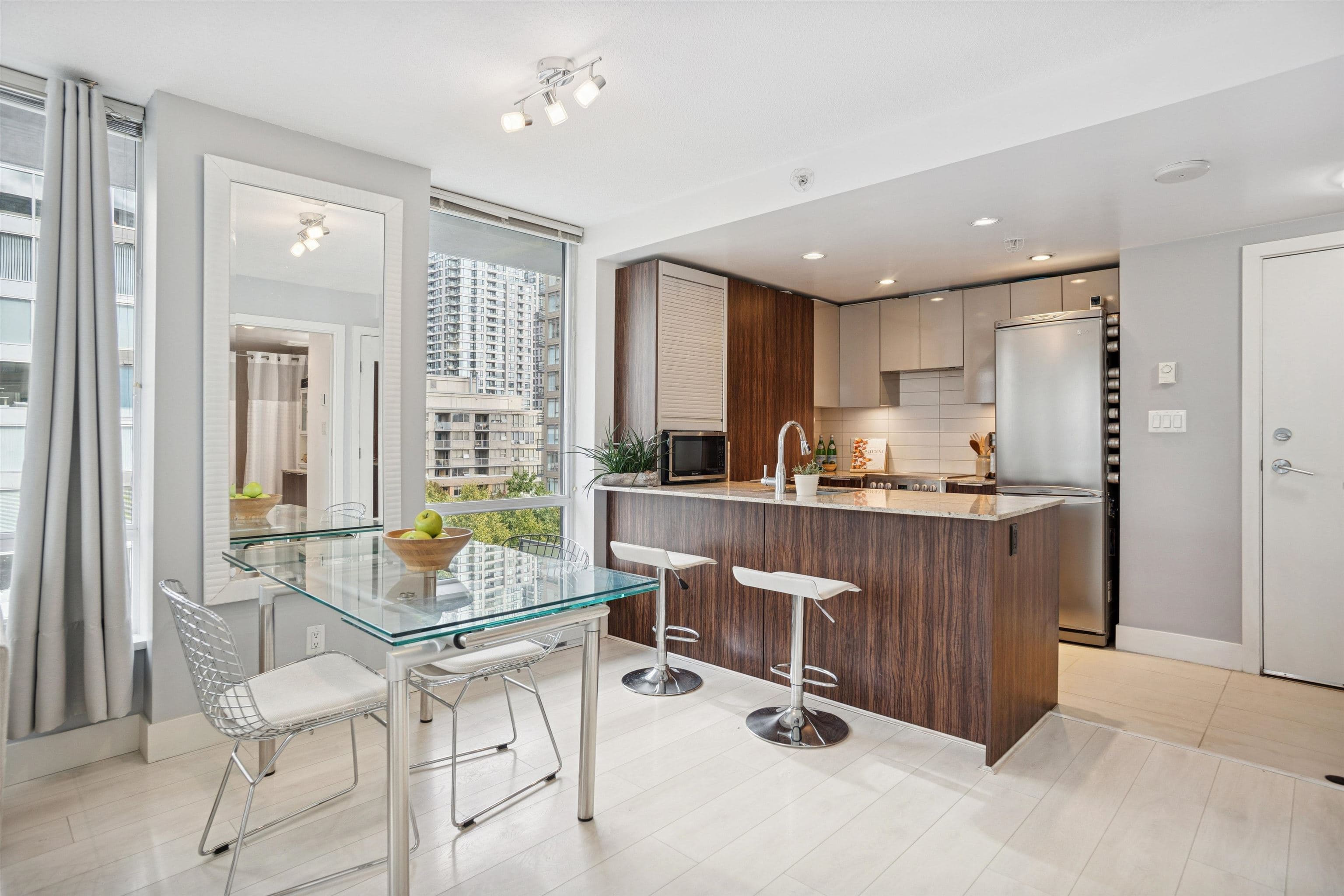 811 - 1088 Richards Street, Vancouver, V6B 0J8 — photo 5