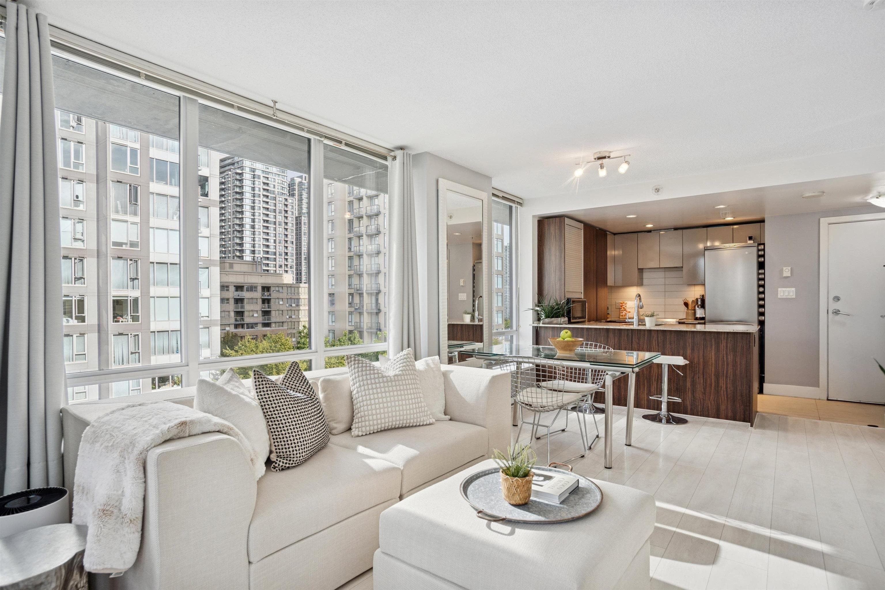 811 - 1088 Richards Street, Vancouver, V6B 0J8 — photo 4