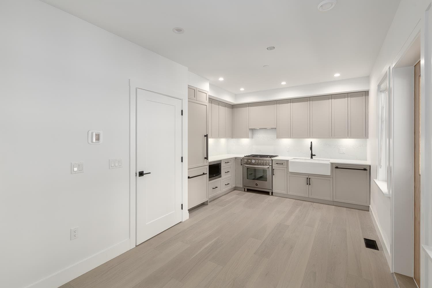 1081 Semlin Drive, Vancouver, V5L 2N6 — photo 2