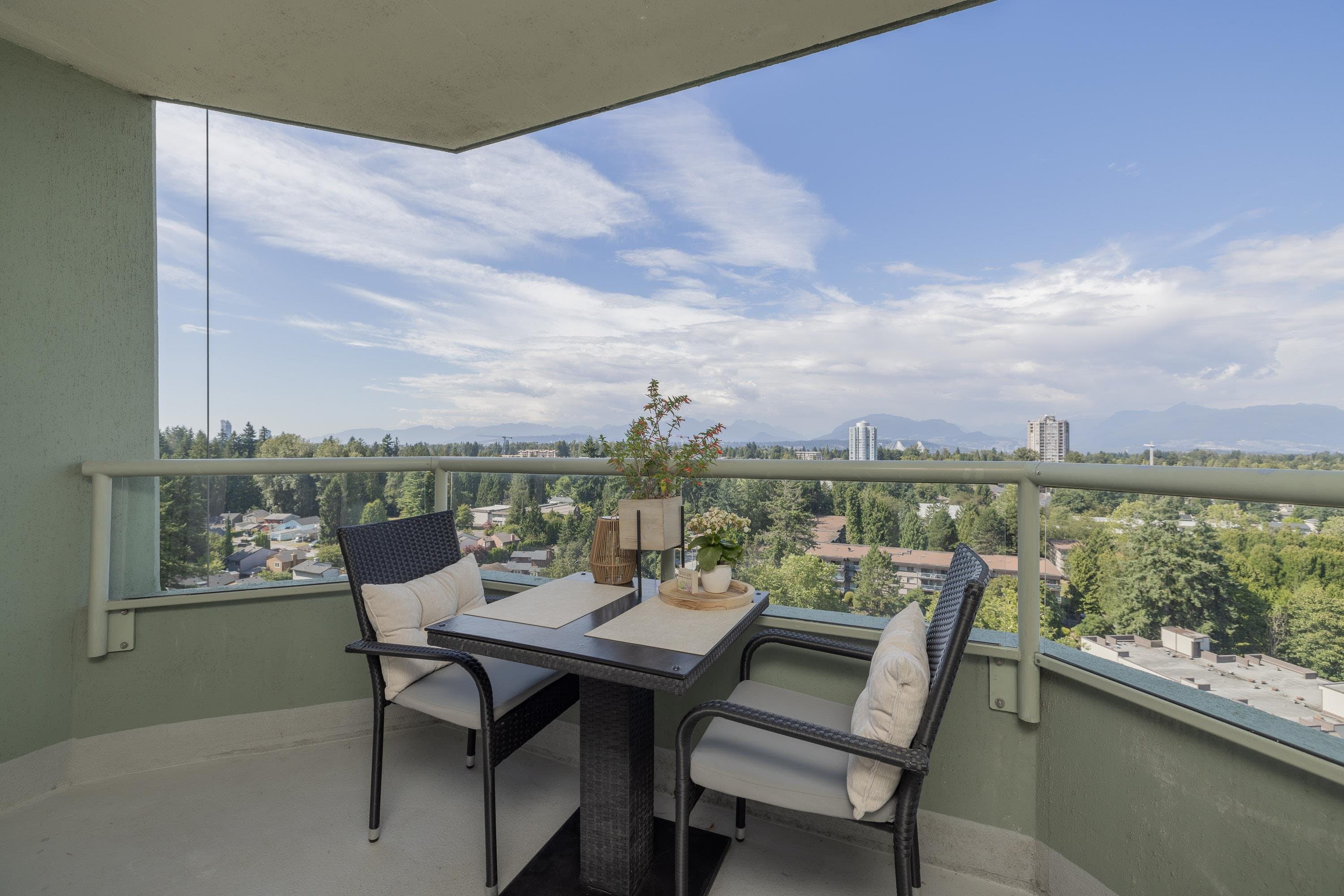 1504 - 10082 148 Street, Surrey, V3R 0S3 — photo 1