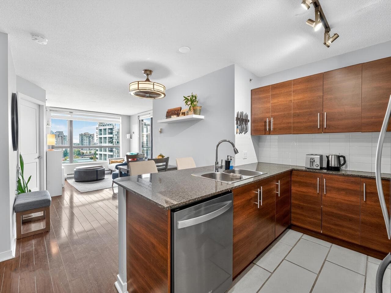 901 - 833 Agnes Street, New Westminster, V3M 0B1 — photo 2