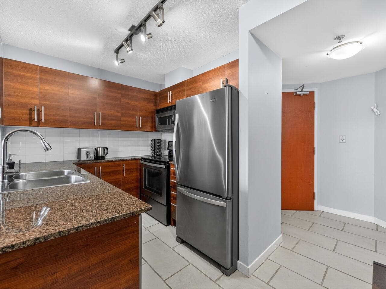 901 - 833 Agnes Street, New Westminster, V3M 0B1 — photo 3