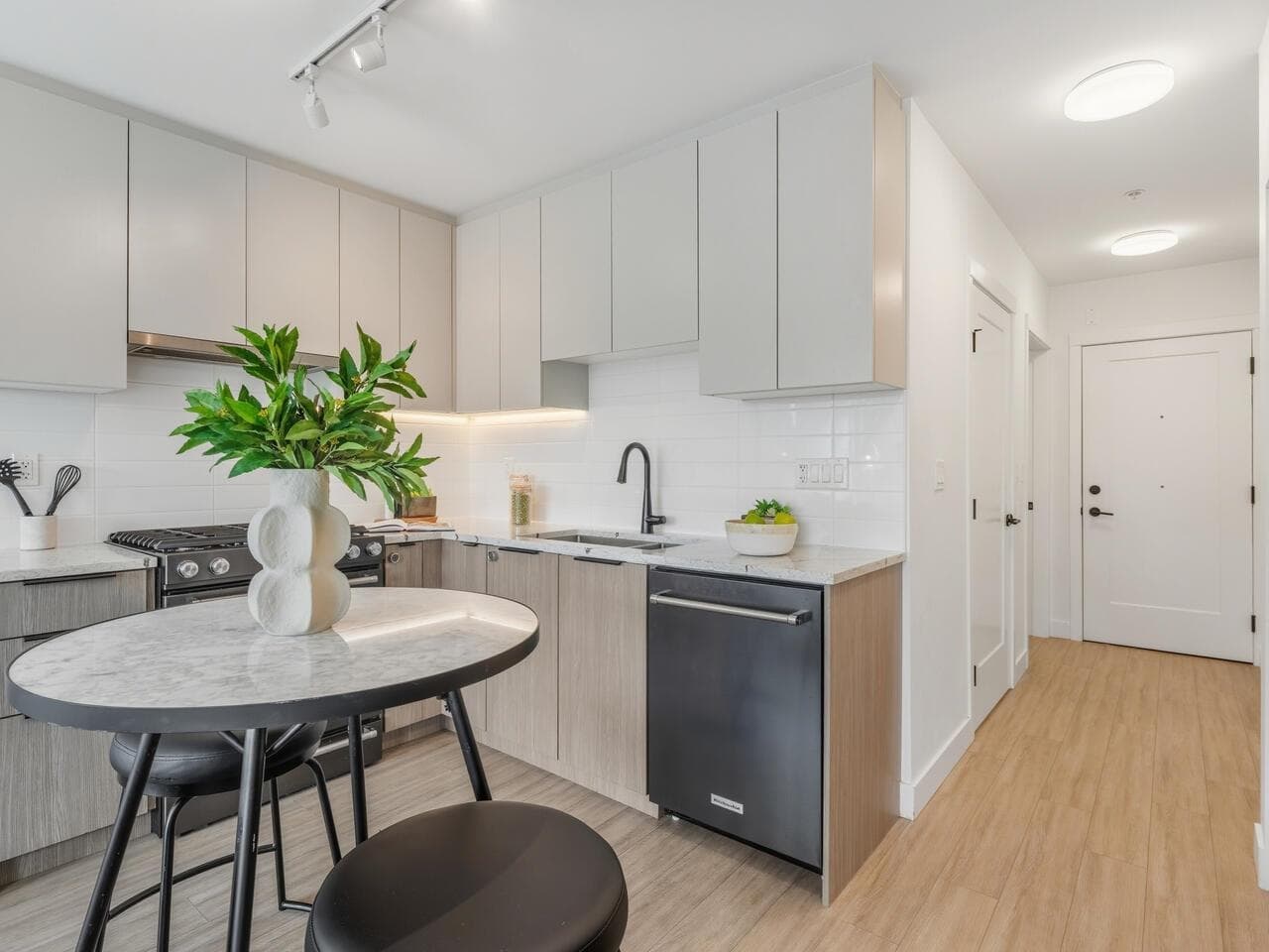 208 - 2408 Grant Street, Vancouver, V5K 3G4 — photo 3