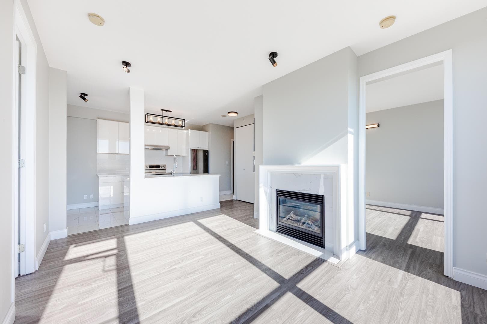 1001 - 7388 Sandborne Avenue, Burnaby, V5M 4A1 — photo 2