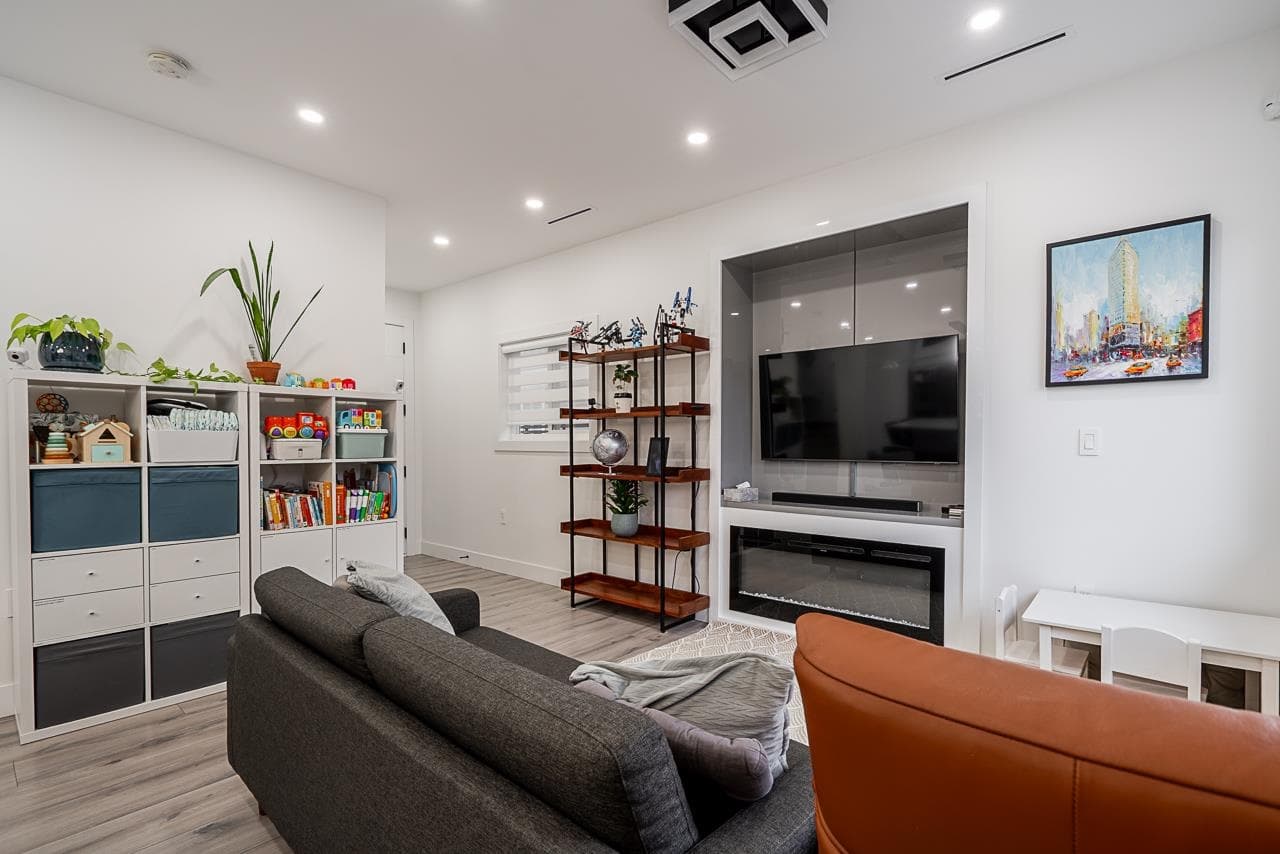 #2 - 4675 Canada Way, Burnaby, V5G 1K9 — photo 3