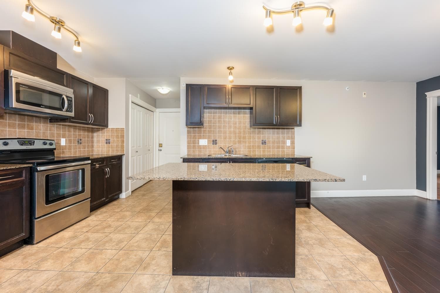 311 - 12088 75a Avenue, Surrey, V3W 1Y4 — photo 3