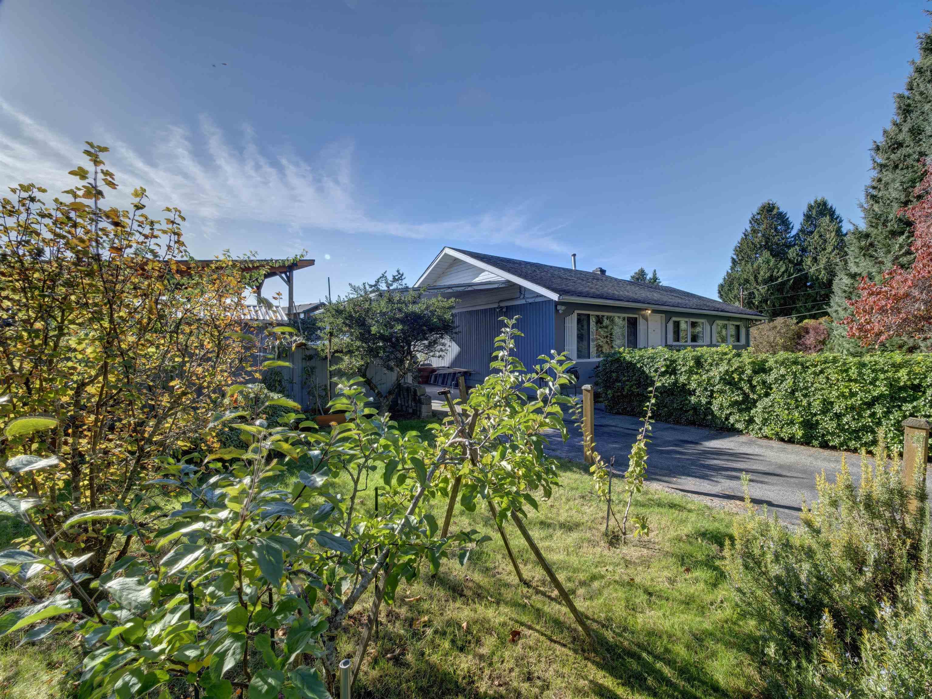 4657 Whitaker Road, Sechelt, V7Z 0E4 — photo 2