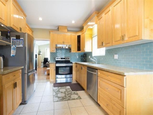 2052 Westview Drive, North Vancouver, V7M 3B2 — photo 3