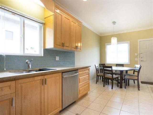 2052 Westview Drive, North Vancouver, V7M 3B2 — photo 4