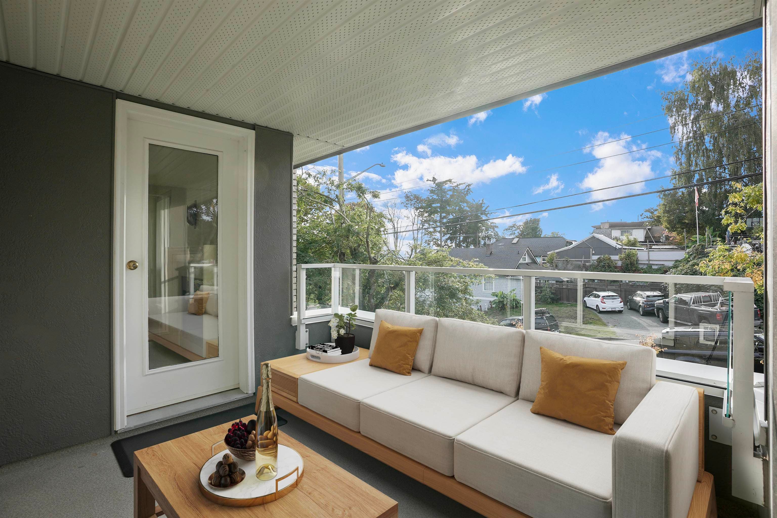 304 - 15717 Marine Drive, White Rock, V4B 1E4 — photo 2