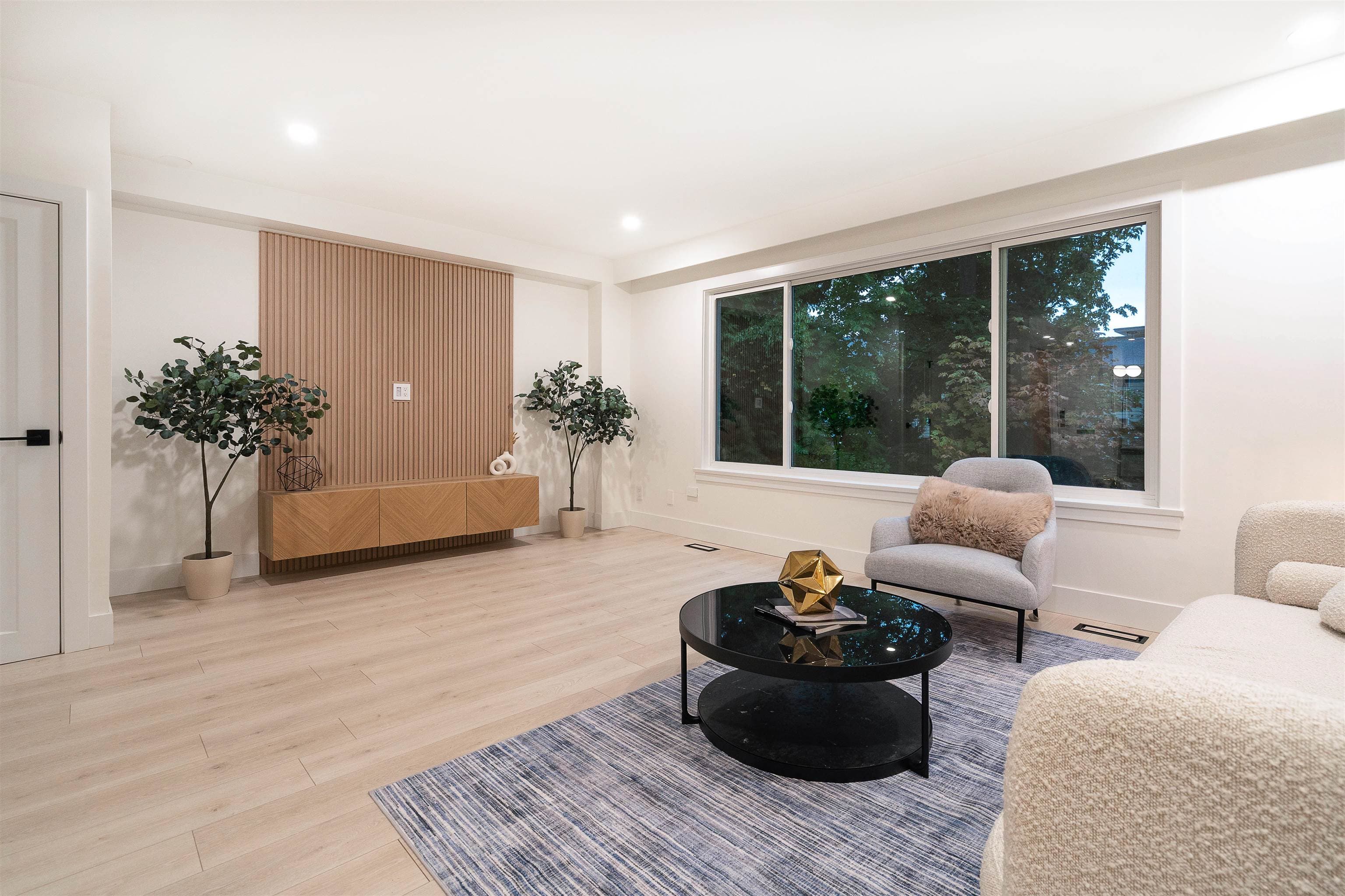 2078 Springer Avenue, Burnaby, V5B 3M5 — photo 2
