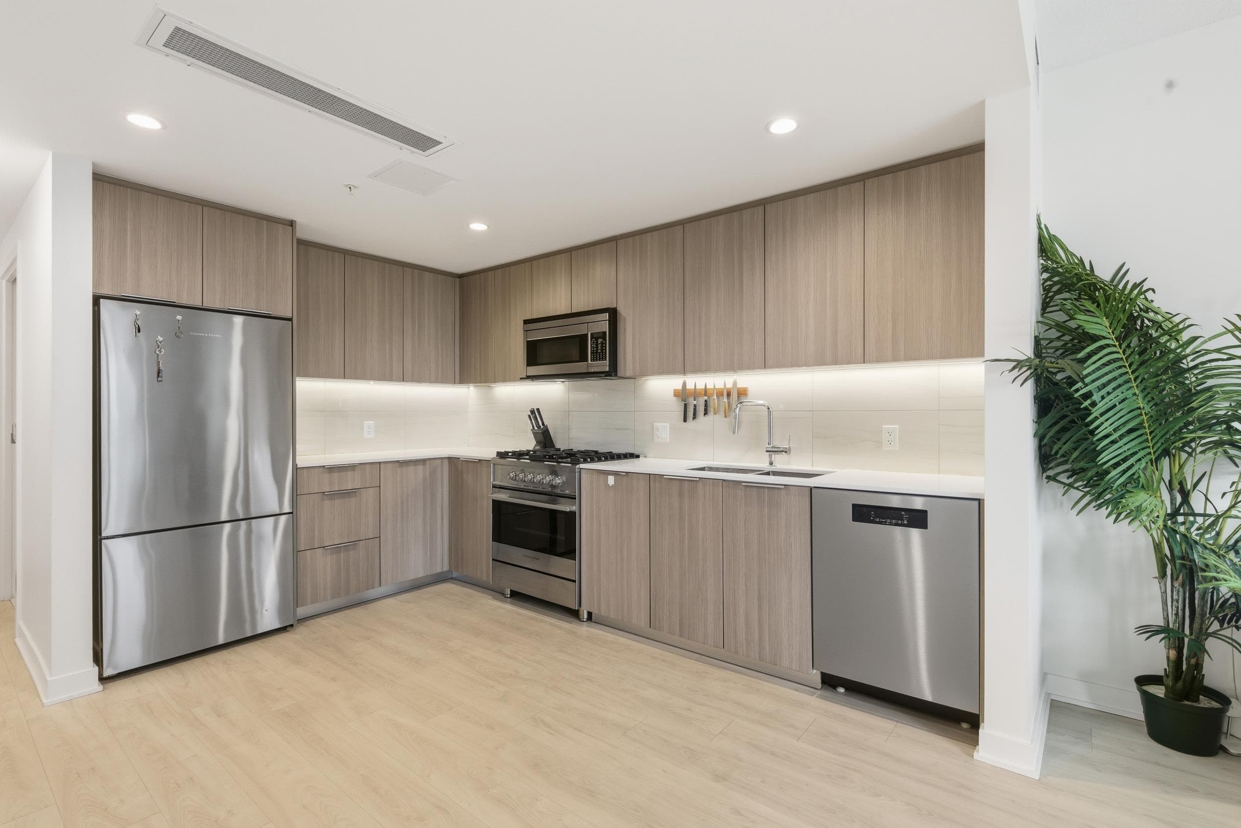 602 - 1401 Hunter Street, North Vancouver, V7J 0E2 — photo 3