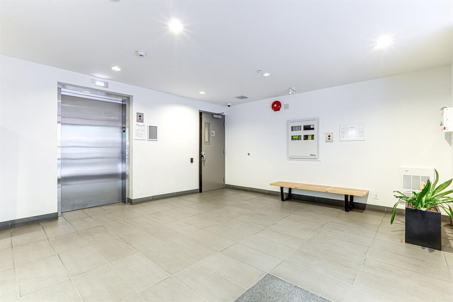205 - 13925 Fraser Highway, Surrey, V3T 4E6 — photo 2