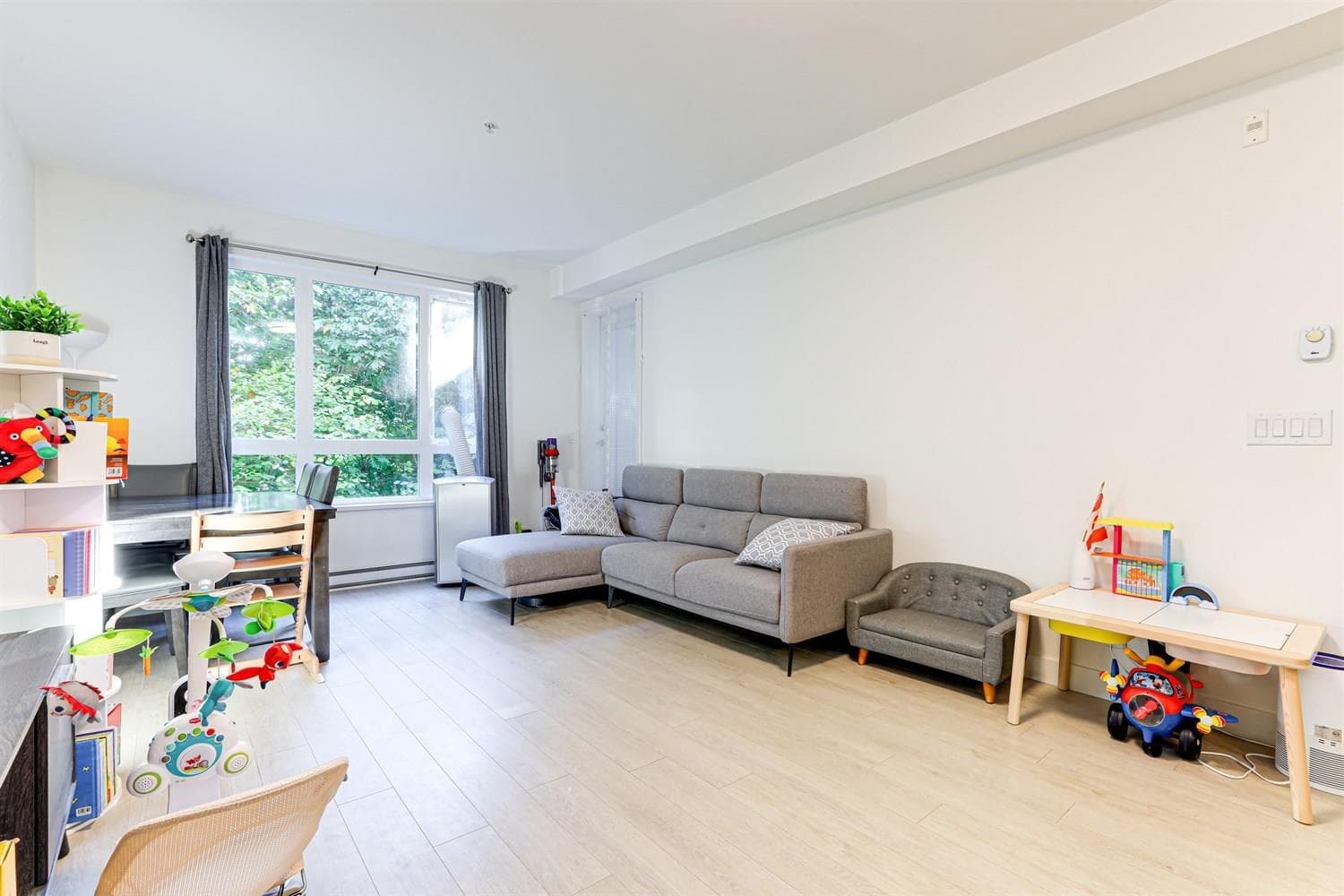 205 - 13925 Fraser Highway, Surrey, V3T 4E6 — photo 3