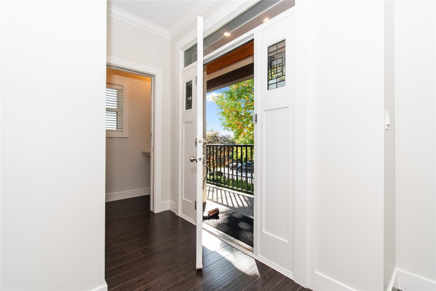 627 Thirteenth Street, New Westminster, V3M 4M3 — photo 2