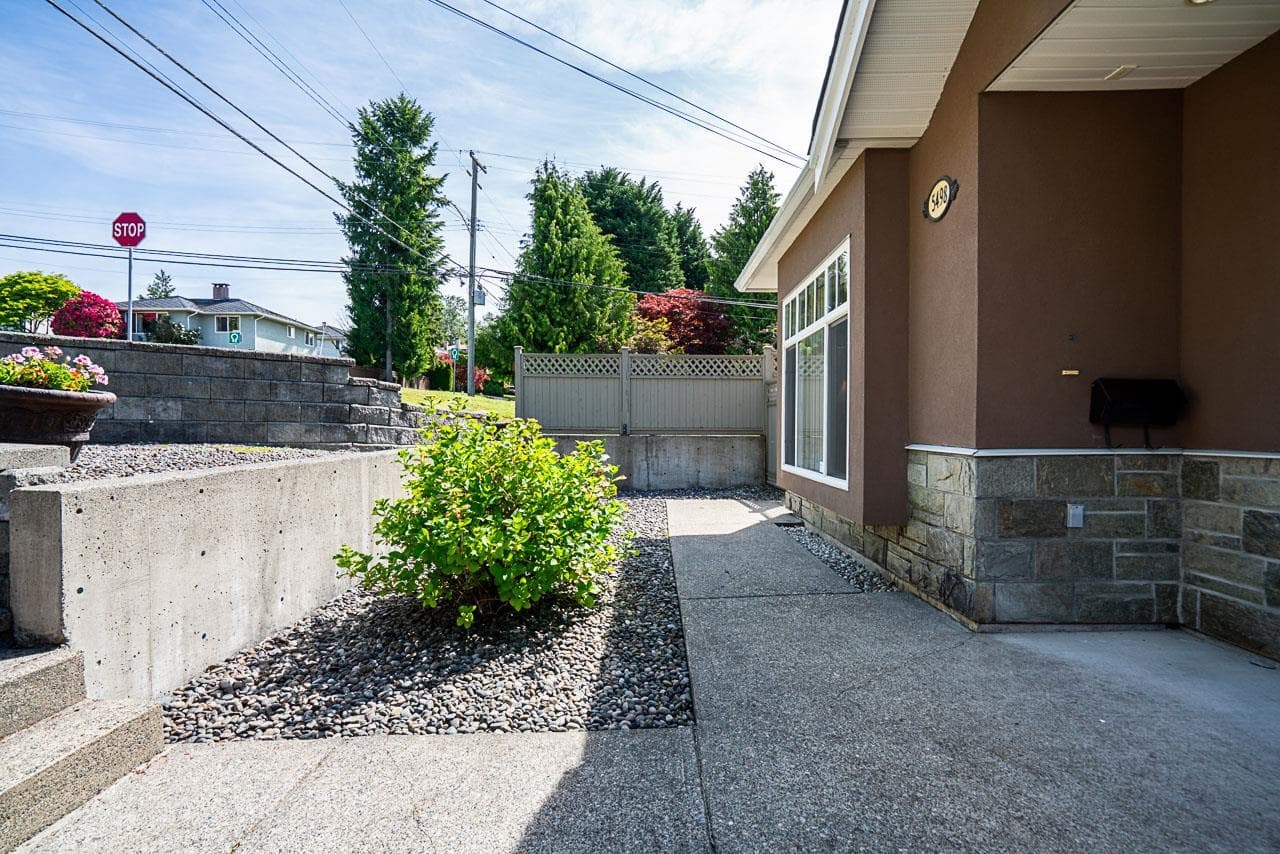 5498 Venables Street, Burnaby, V5B 1Y1 — photo 3