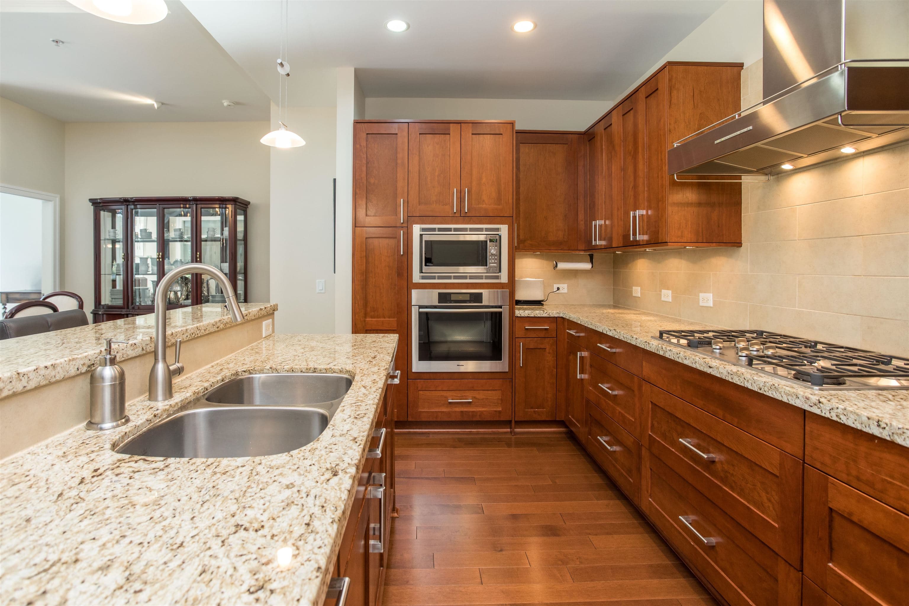 301 - 605 Clyde Avenue, West Vancouver, V7T 1C7 — photo 2