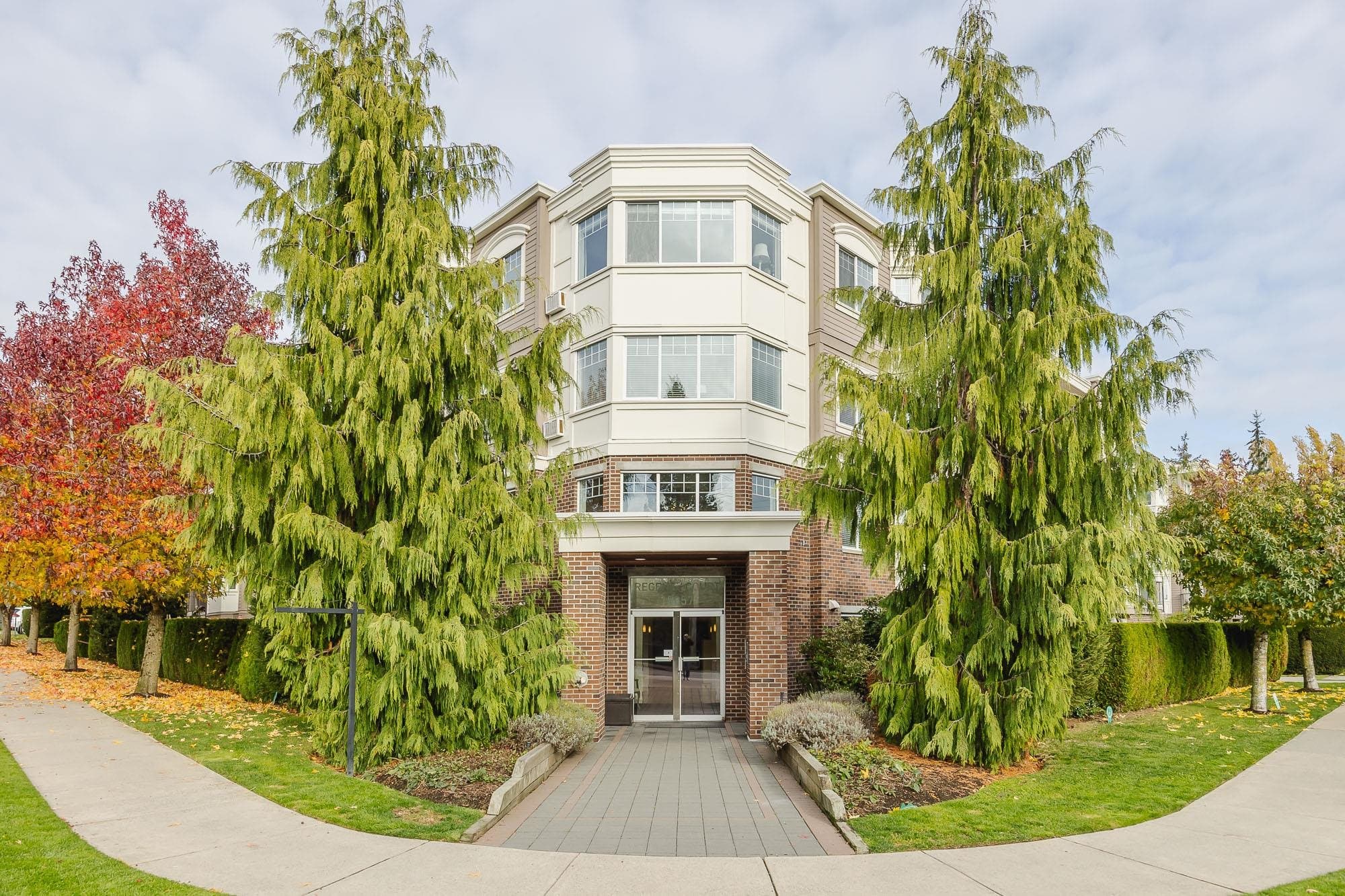 305 - 15357 Roper Avenue, White Rock, V4B 2G2 — photo 2