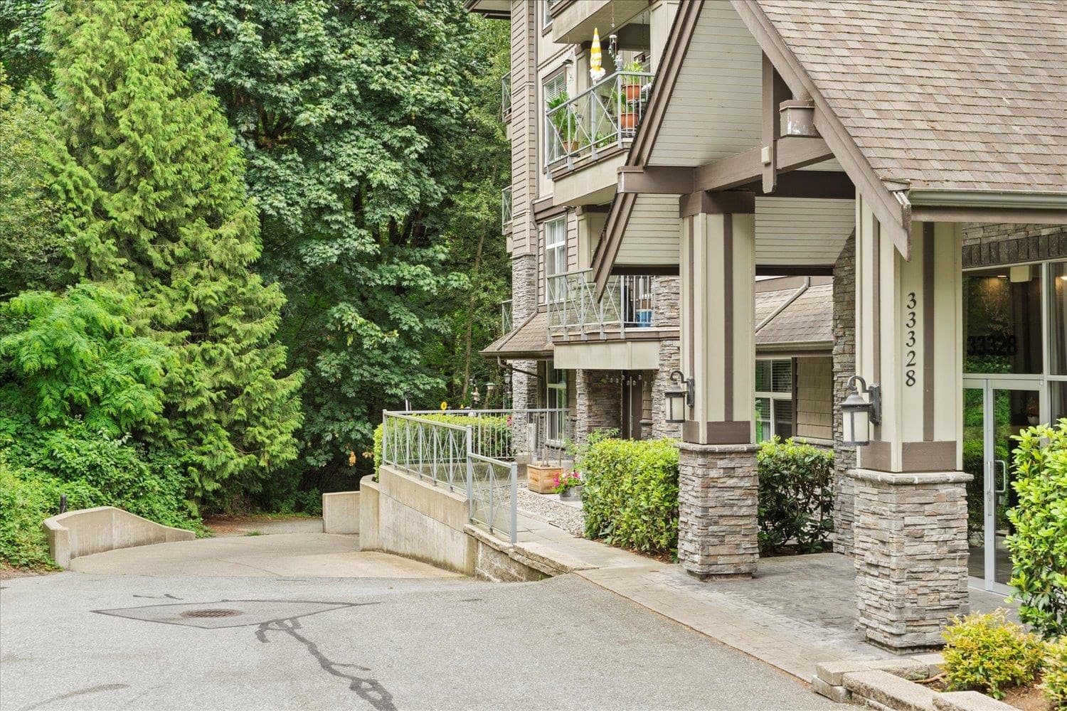 308 - 33328 E Bourquin Crescent, Abbotsford, V2S 1Y1 — photo 2
