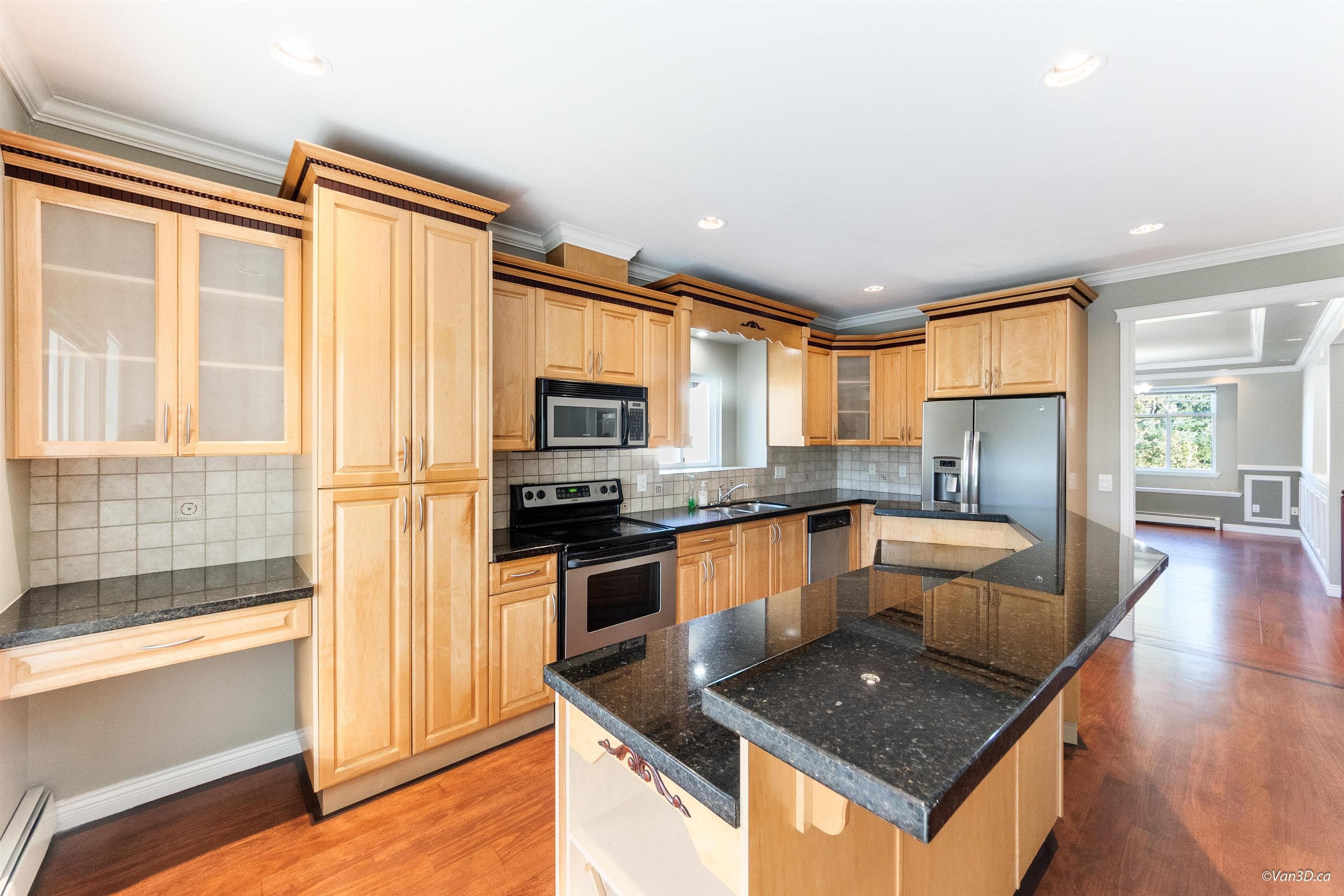 14922 102a Avenue, Surrey, V3R 1K9 — photo 3
