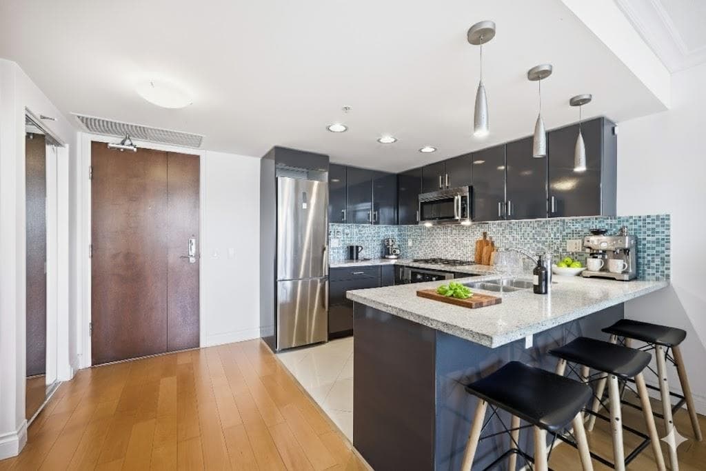 708 - 133 E Esplanade, North Vancouver, V7L 1A1 — photo 4