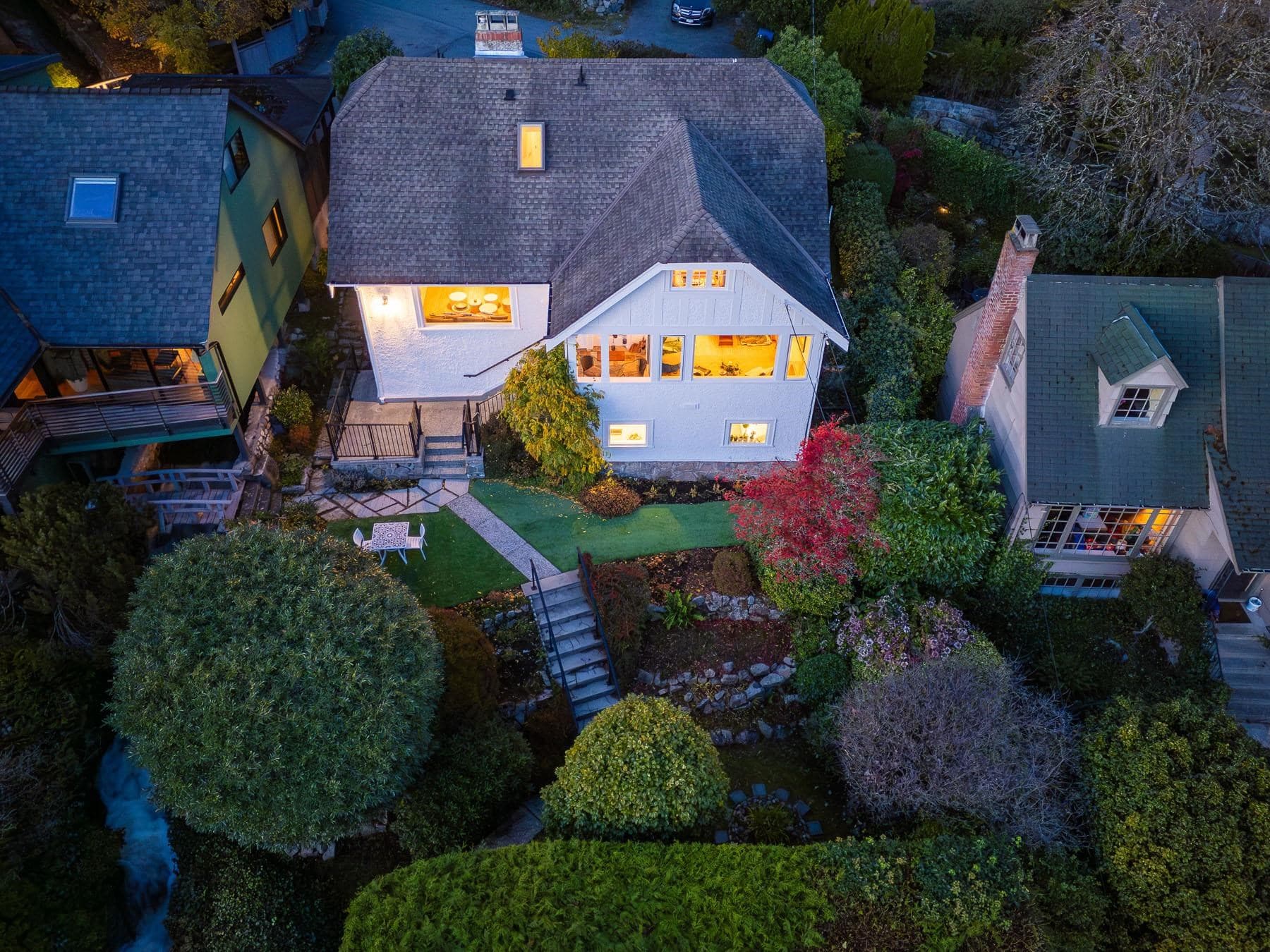 3260 Travers Avenue, West Vancouver, V7V 1G5 — photo 1