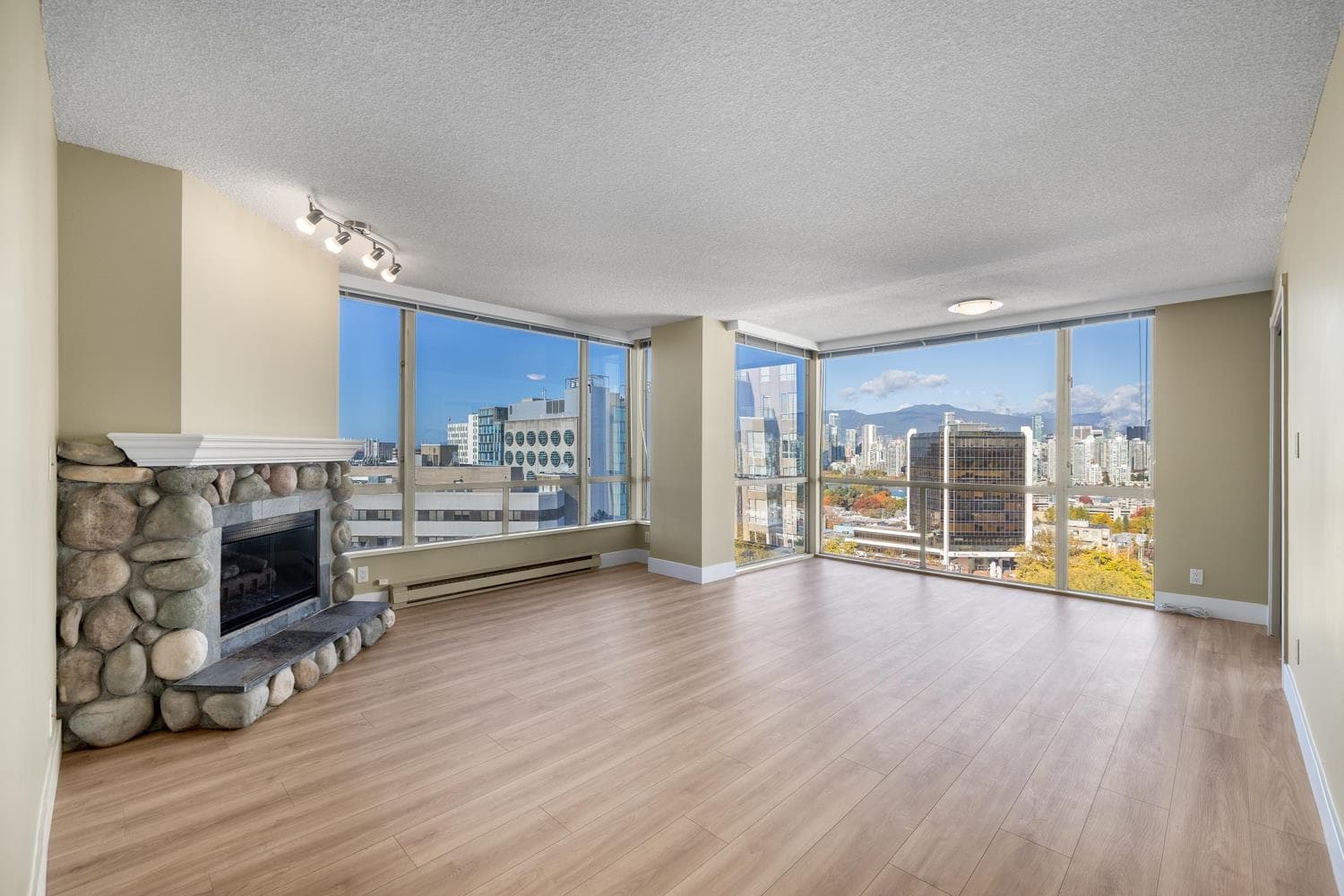 1302 - 2668 Ash Street, Vancouver, V5Z 4K4 — photo 2