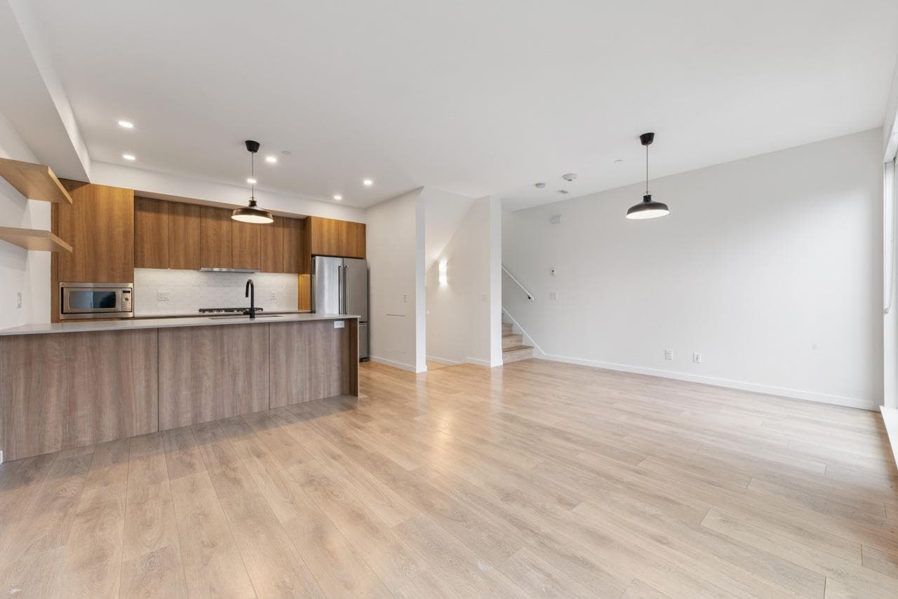 2 - 533 E 3rd Street, North Vancouver, V7L 1G4 — photo 2