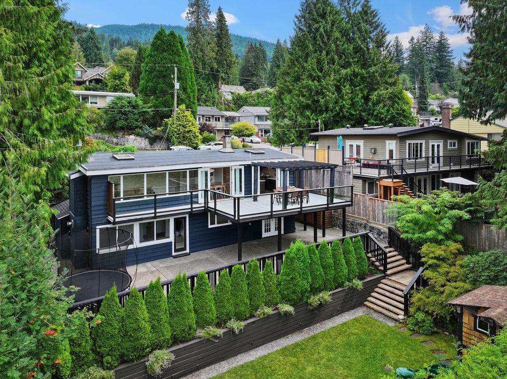 727 Crystal Court, North Vancouver
