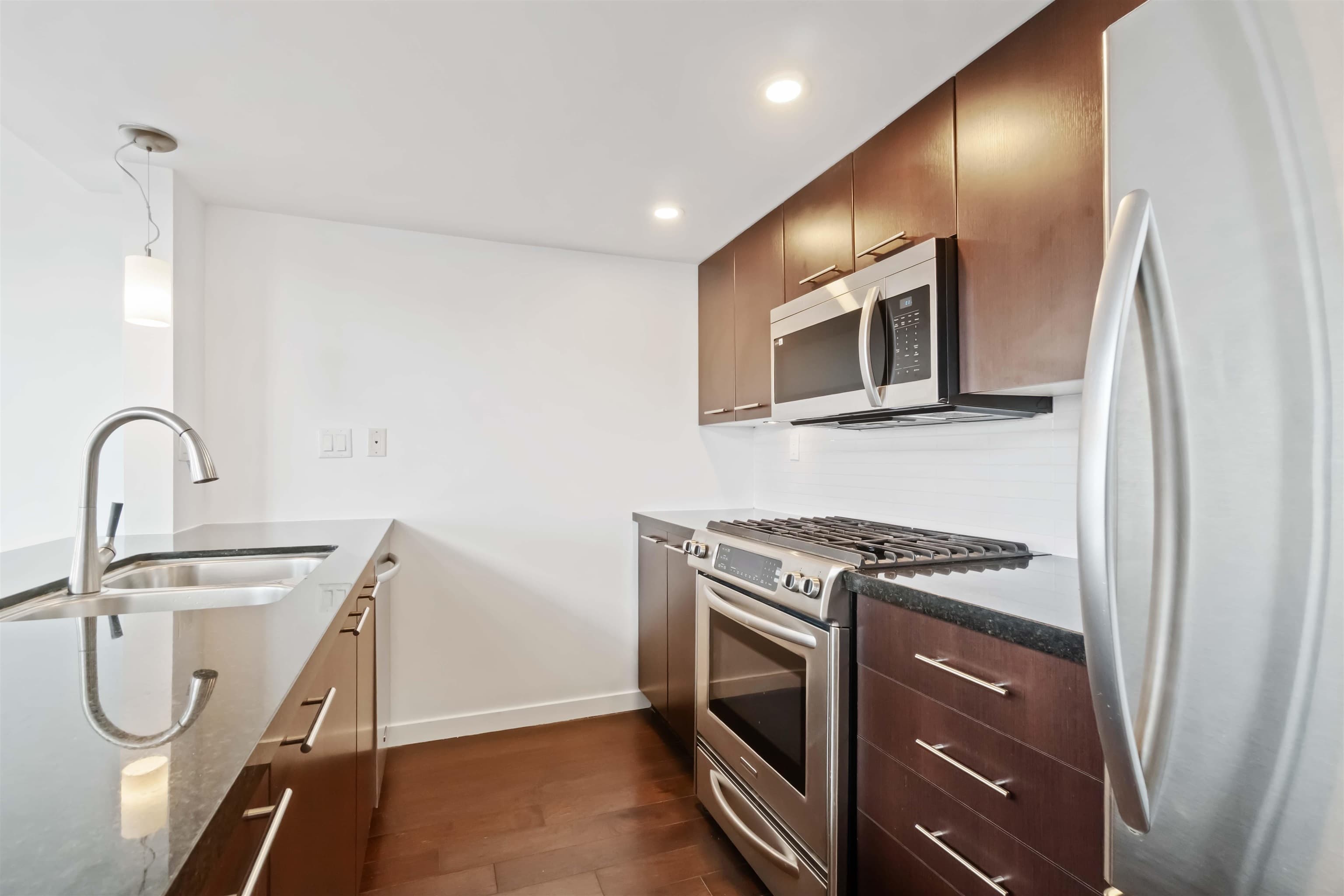PH4 - 1288 Chesterfield Avenue, North Vancouver, V7M 0B1 — photo 5