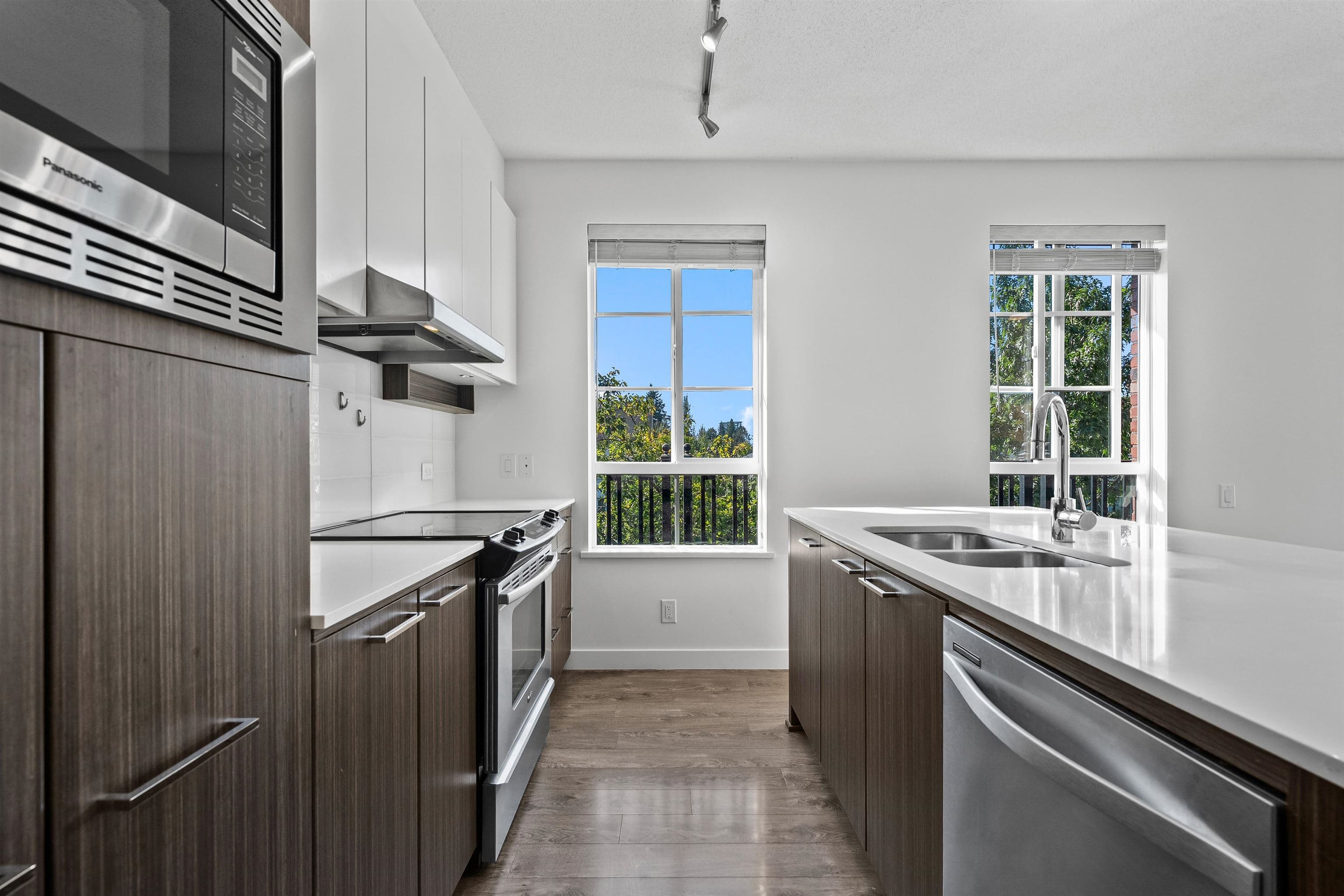 301 - 553 Foster Avenue, Coquitlam, V3J 0B5 — photo 3