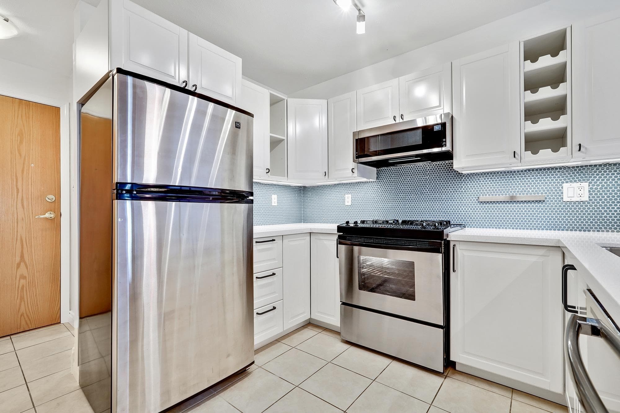 302 - 2741 E Hastings Street, Vancouver, V5K 1Z8 — photo 2