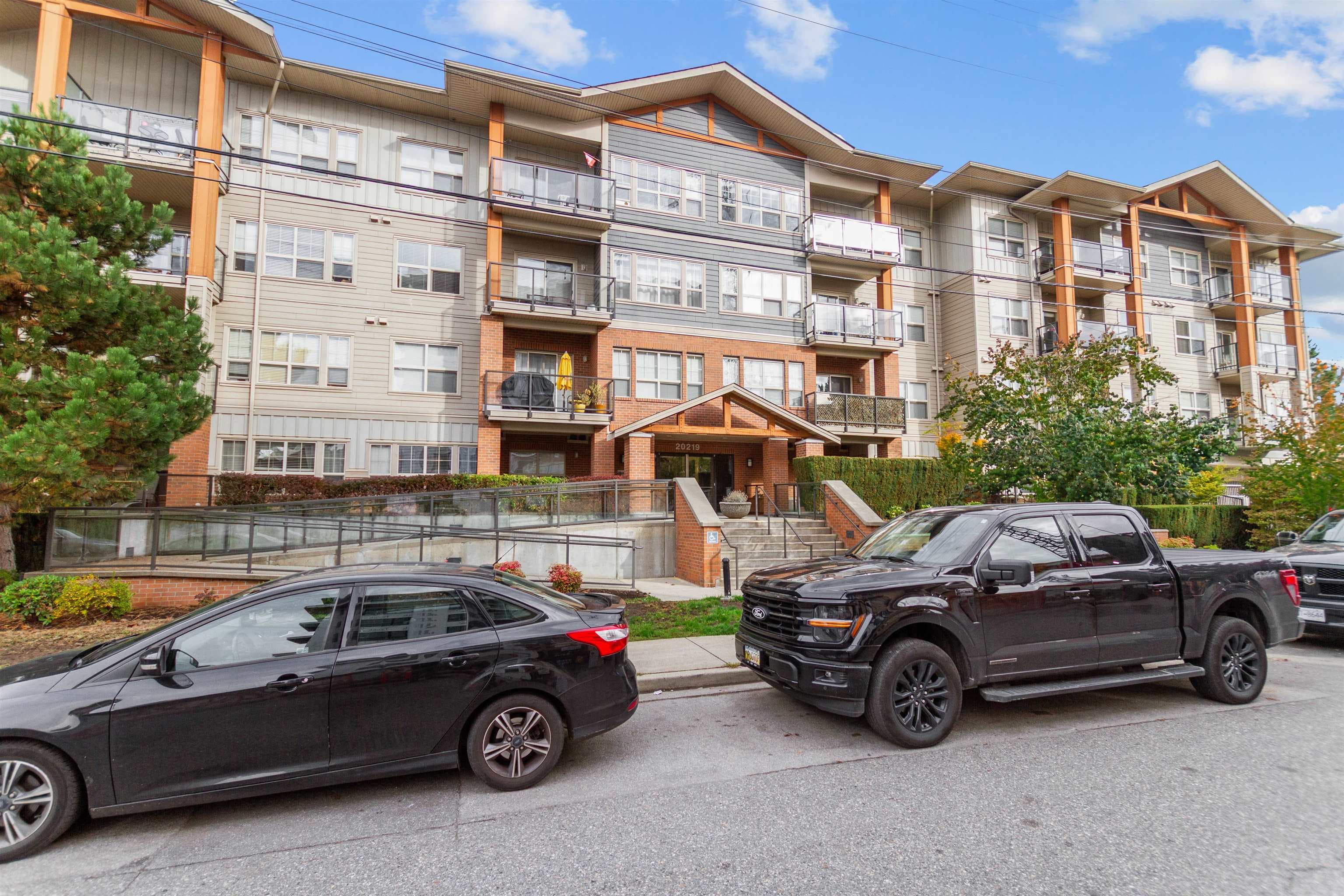 210 - 20219 54a Avenue, Langley, V3A 0C7 — photo 1
