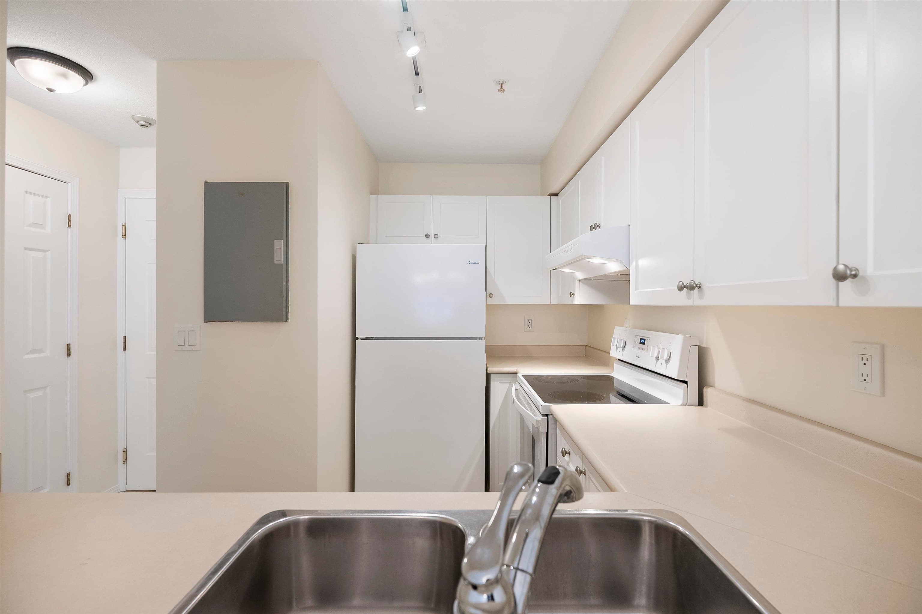 305 - 14355 103 Avenue, Surrey, V3T 5V5 — photo 4