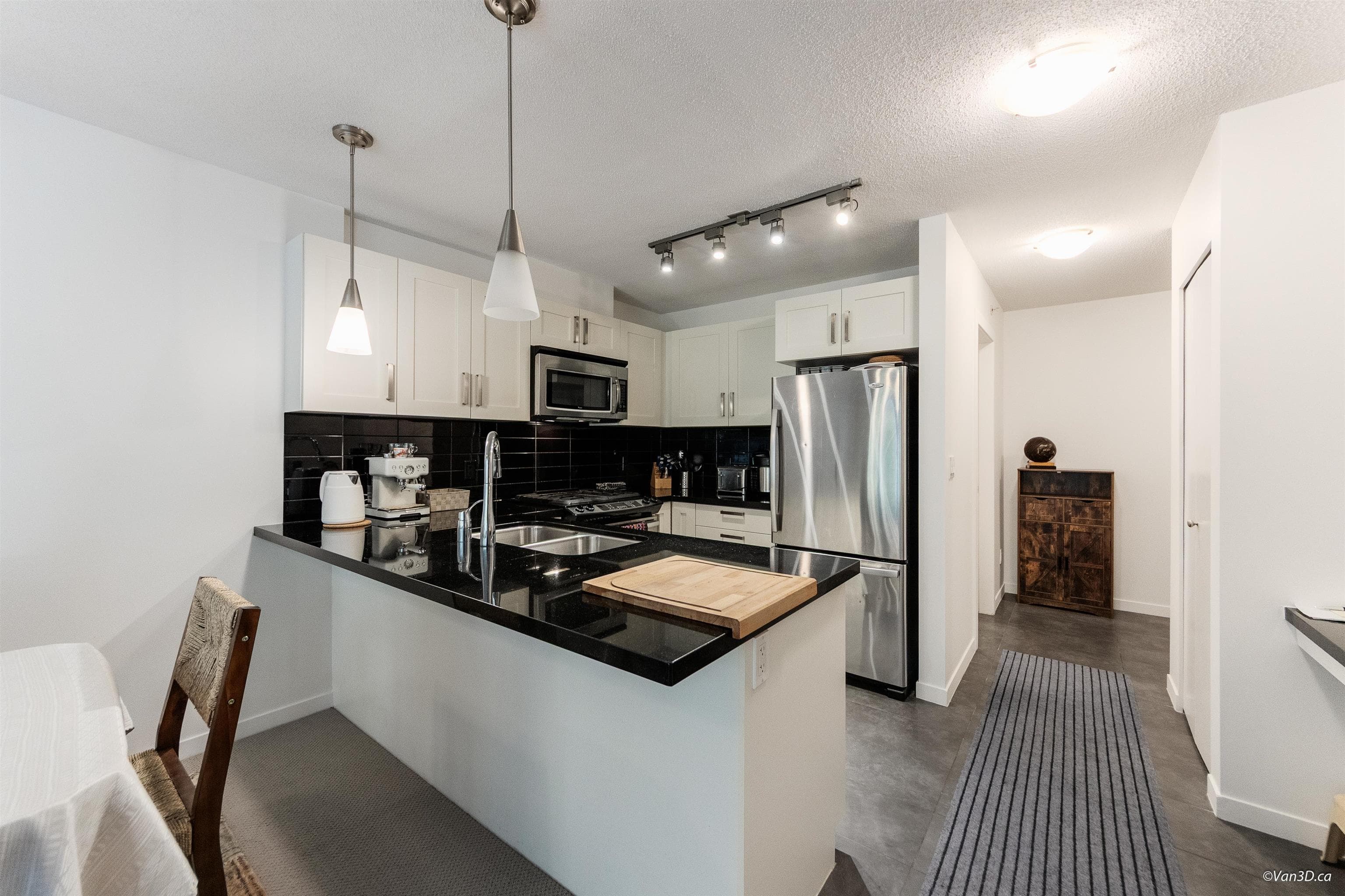 209 - 2133 Douglas Road, Burnaby, V5C 0E9 — photo 2