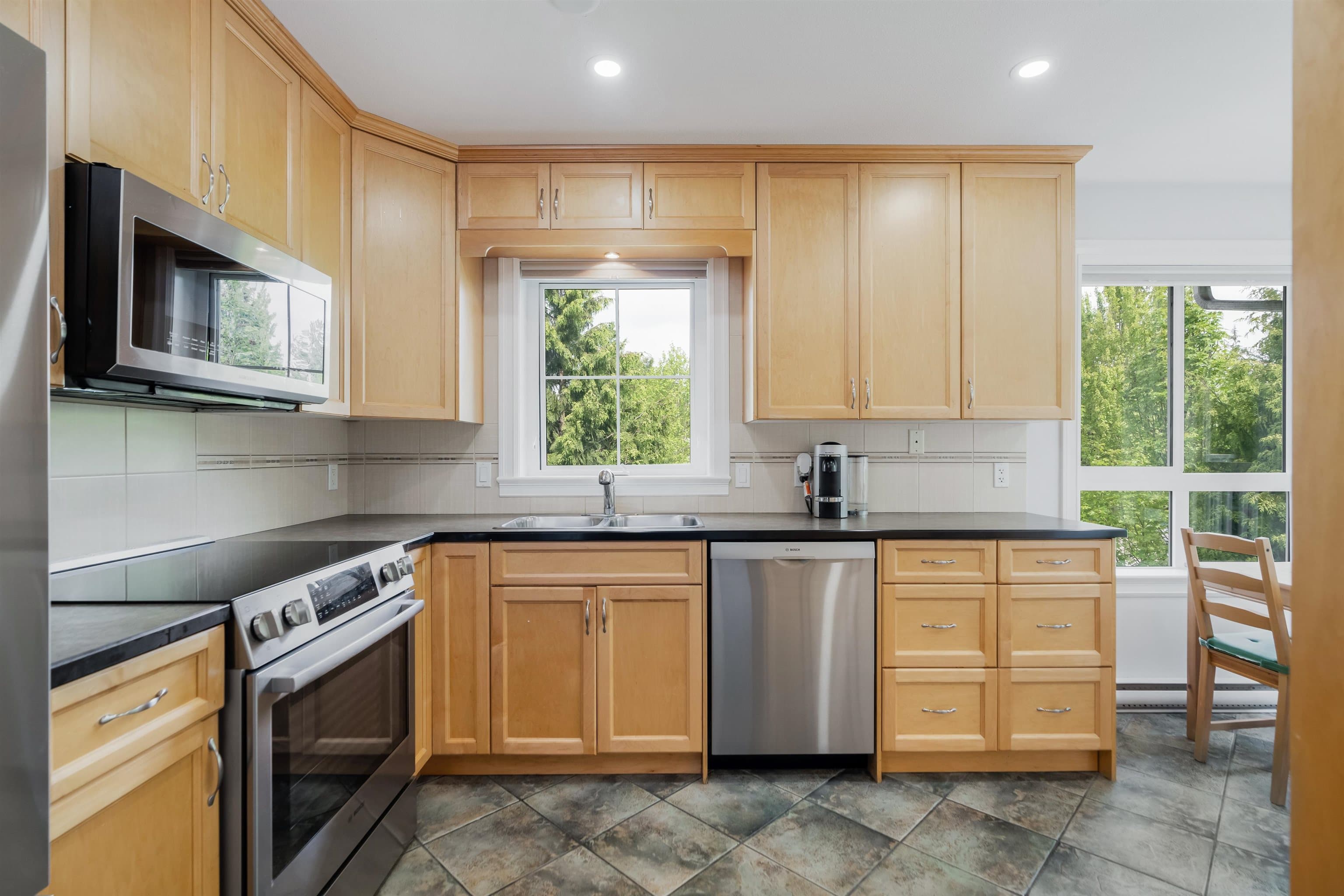 305 - 20750 Duncan Way, Langley, V3A 9J6 — photo 4