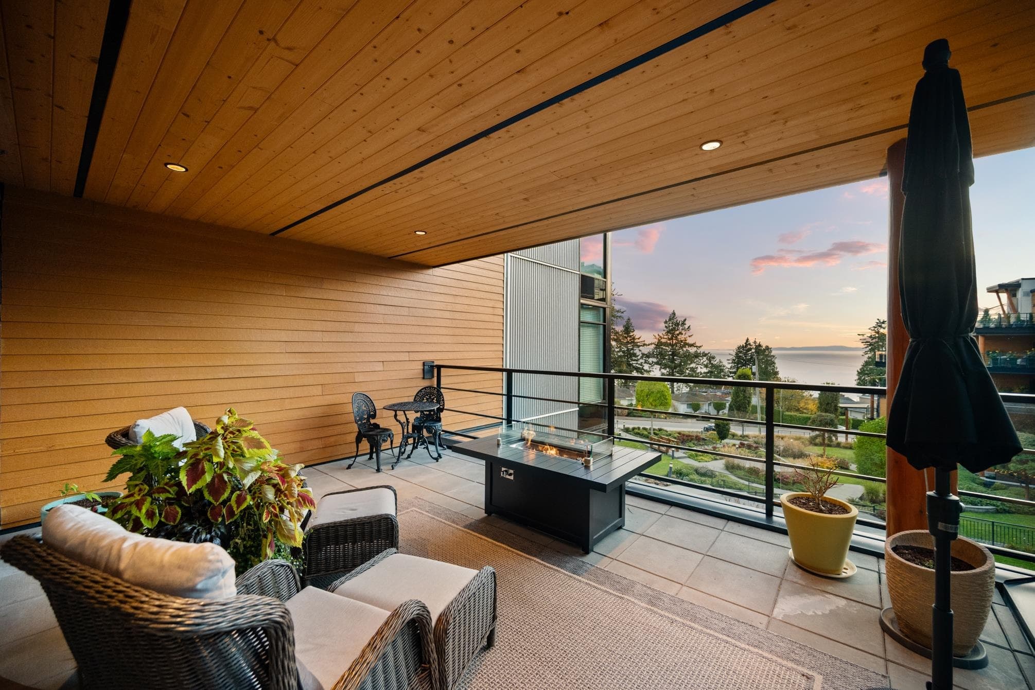 413 - 14855 Thrift Avenue, White Rock, V4B 2J6 — photo 1