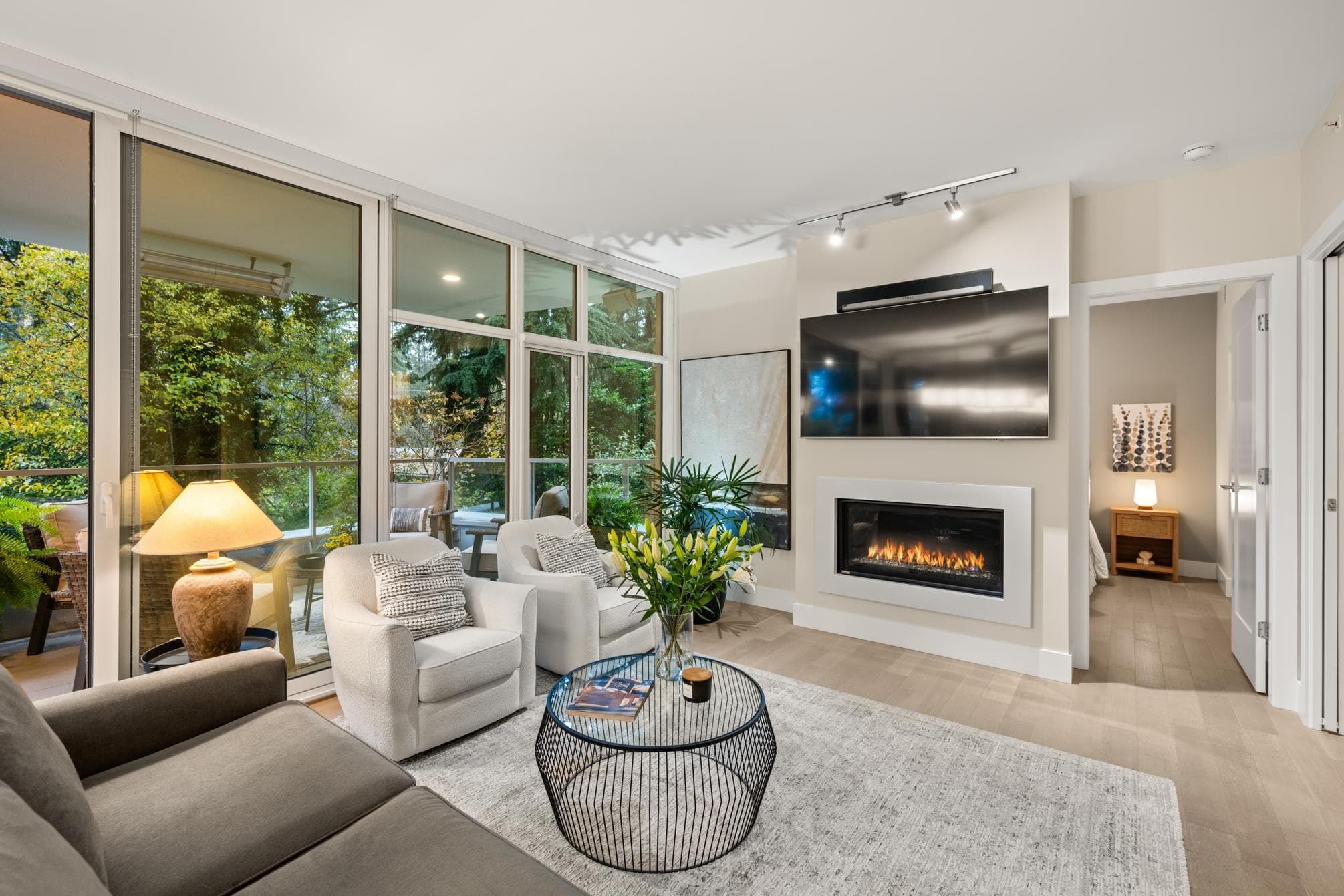 206 - 1501 Vidal Street, White Rock, V4B 0B5 — photo 1