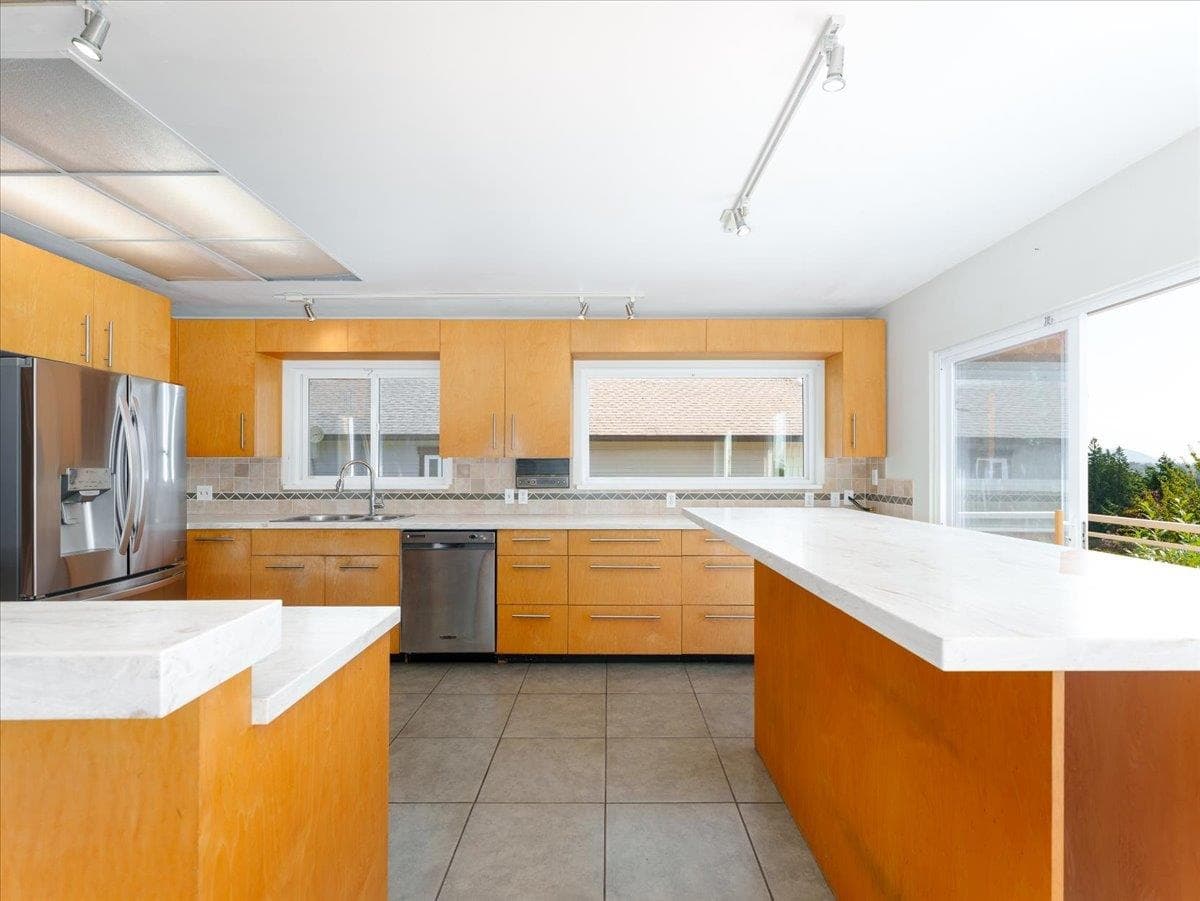 1228 Adderley Street, North Vancouver, V7L 1T7 — photo 5
