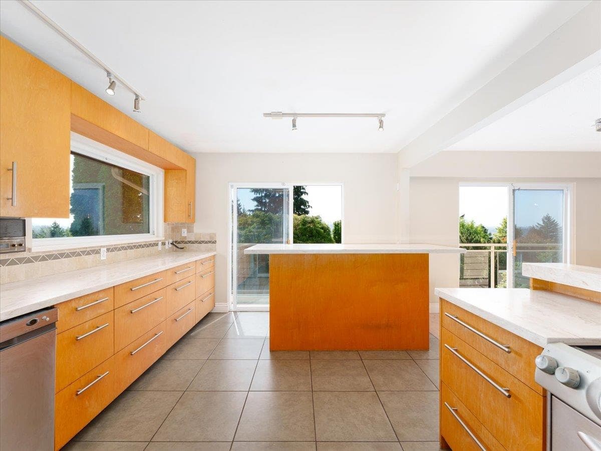 1228 Adderley Street, North Vancouver, V7L 1T7 — photo 4