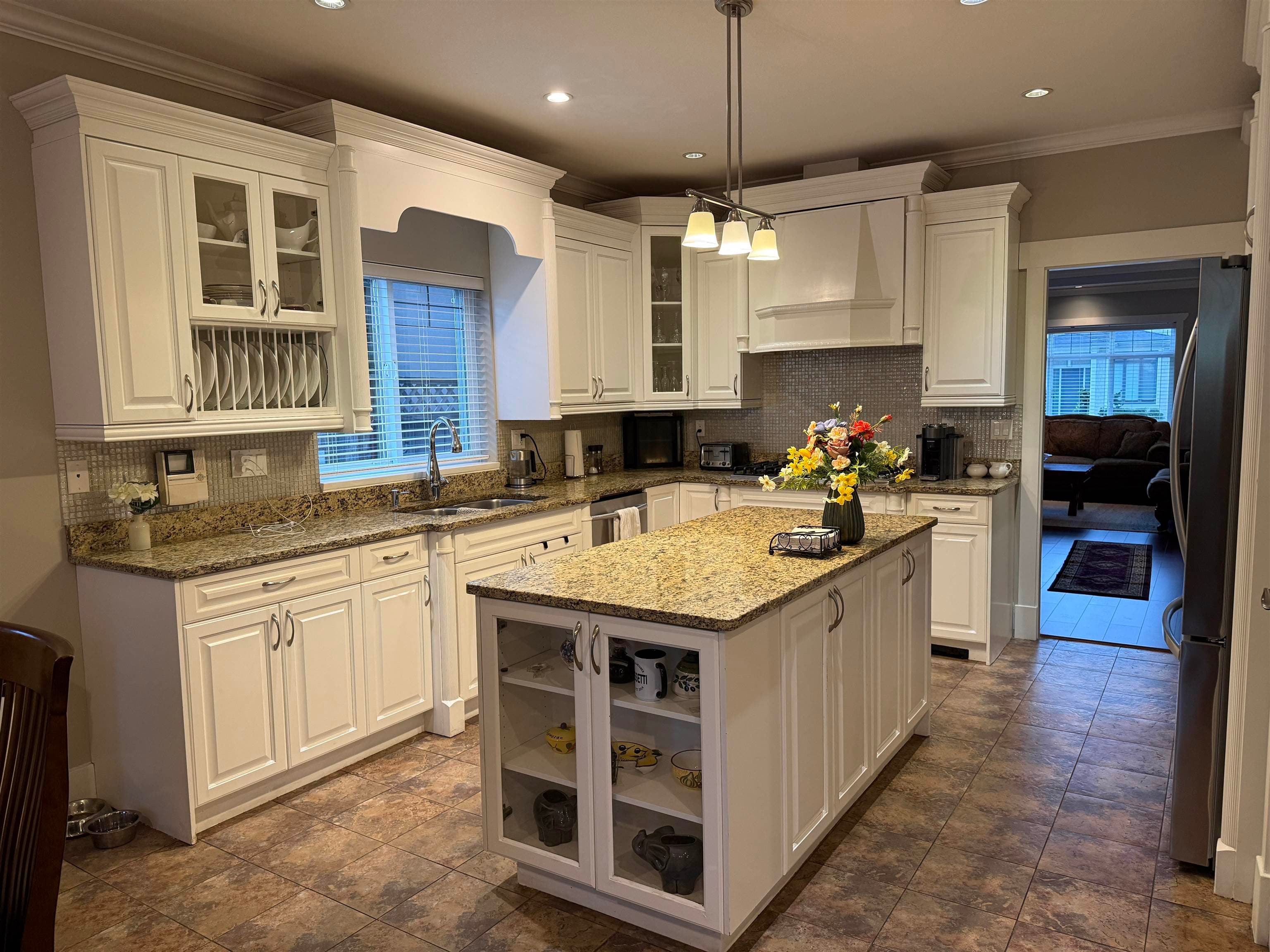 647 Ivy Avenue, Coquitlam, V3J 2J1 — photo 4
