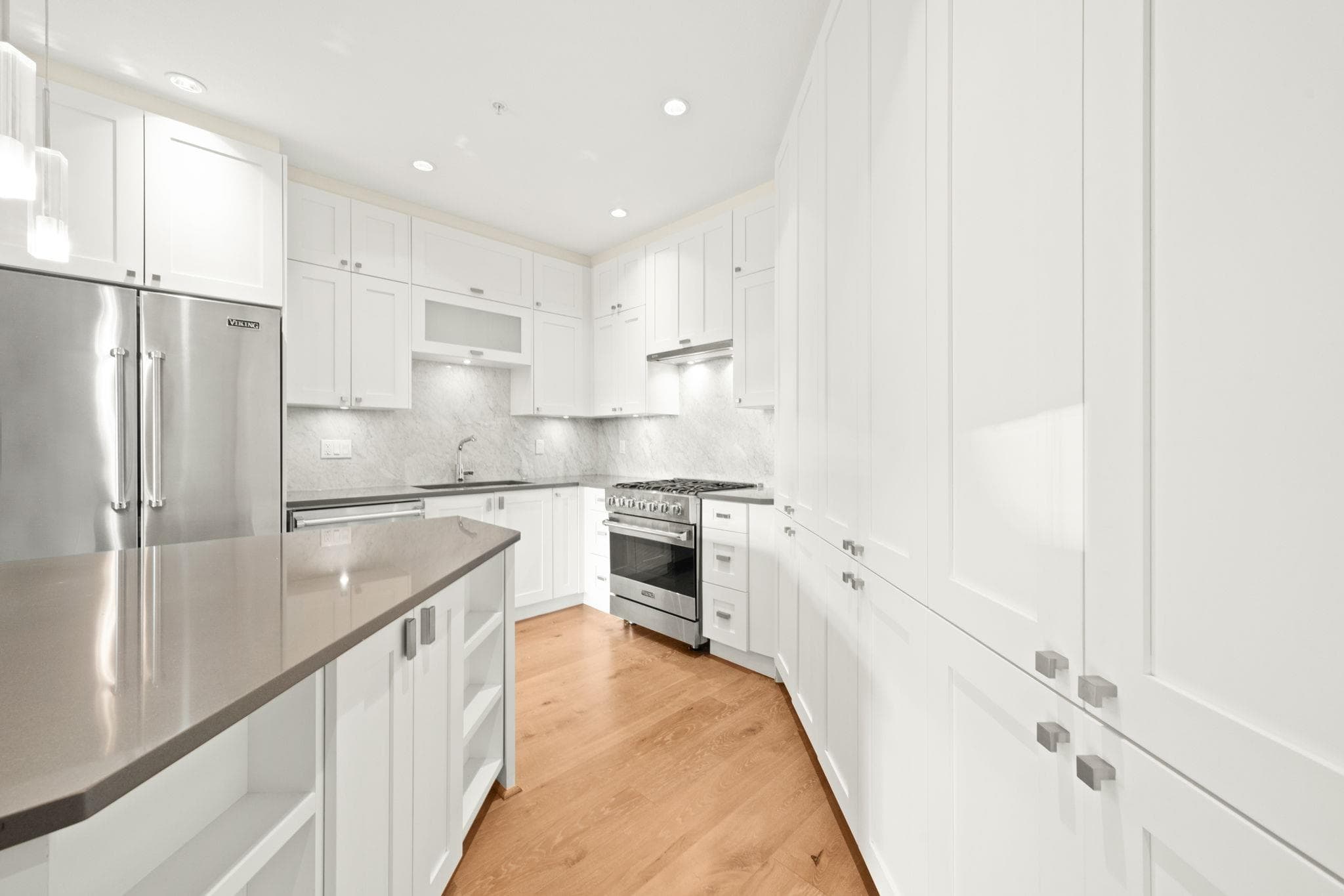 213 - 14855 Thrift Avenue, White Rock, V4B 2J6 — photo 2