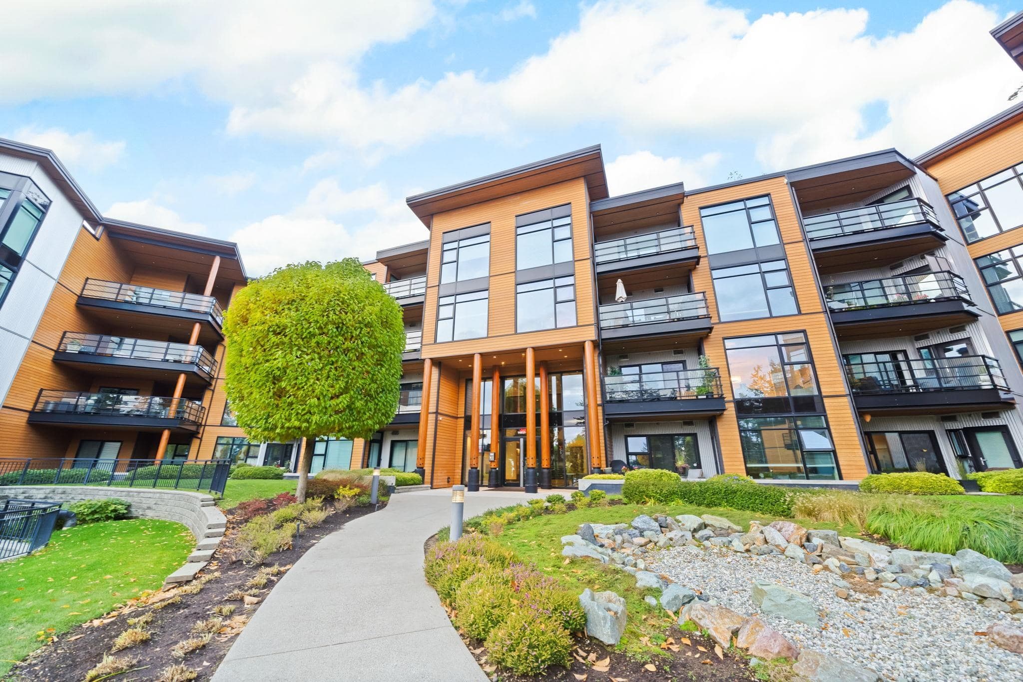 213 - 14855 Thrift Avenue, White Rock, V4B 2J6 — photo 1