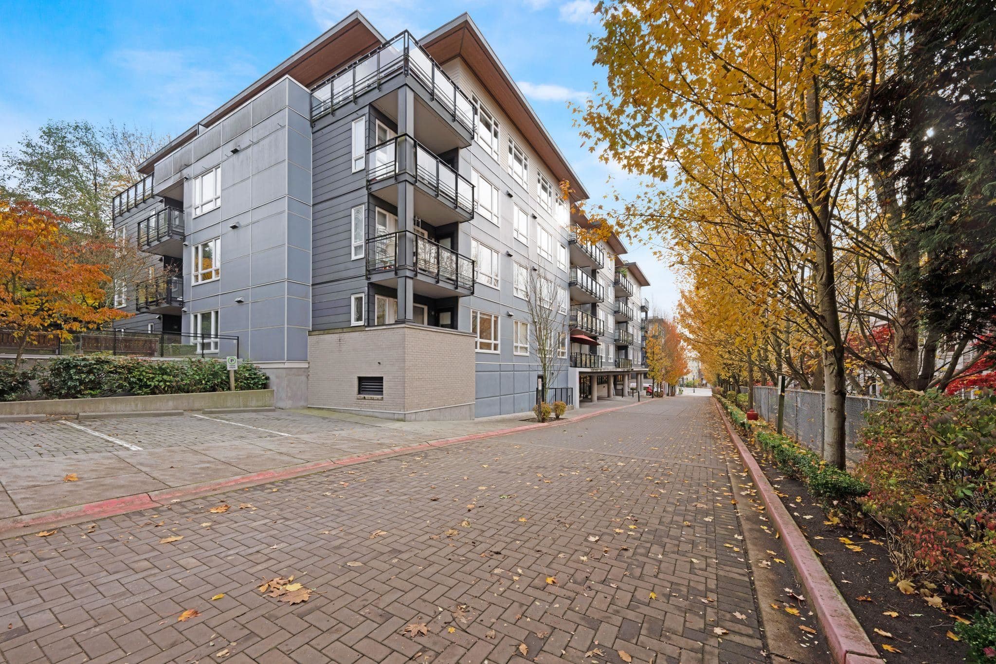 207 - 13925 Fraser Highway, Surrey, V3T 4E6 — photo 2